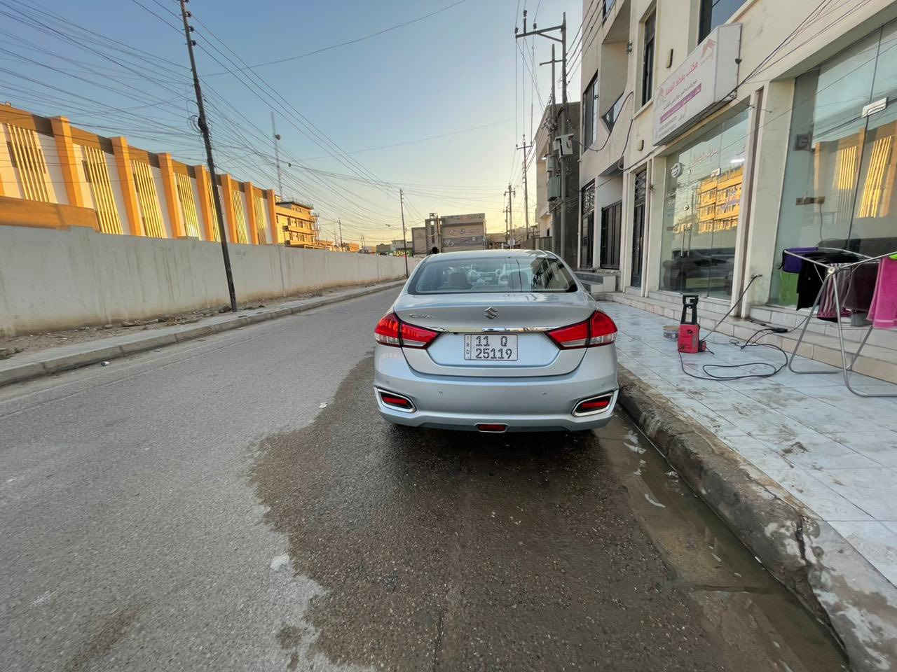 سوزوكي سياز GLX لون سلفر موديل 2024 على وضع الشركة المسافة المقطوعة 40 الف ضمان السيارة 3 سنوات أو 100 الف كيلو. مشتريها من وكيل سوزوكي العراق 
بيها طخة بسيطة بالجاملغ بارد والباقي كفالة عامة  
السعر ١٣٠ وبيها شي بسيط 
***********
