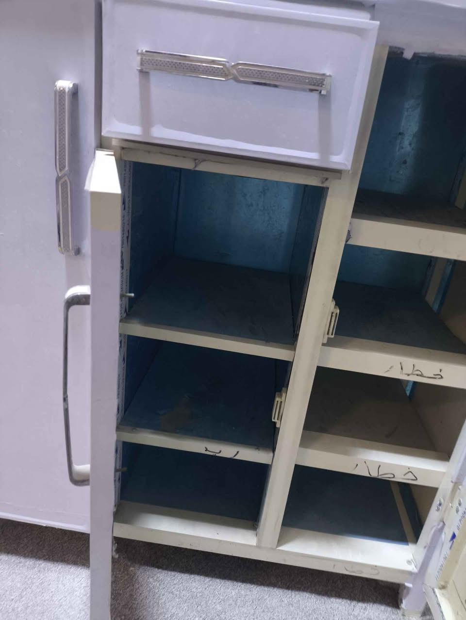 ميز 
او جزامة 
او ميز لغراض المطبخ
او اي استخدام تحتاجو بي 

من 3 ابواب و مجر
كل باب بي ٤ رفوف 

المكان 📍 كربلاء مركز المحافظة 
السعر 💸 40 الف كربلاء, العراق


**إذا كنت صاحب هذا الإعلان وتريد حذفه لأي سبب، رجاءا أرسل رسالة إلى الدعم الفني**