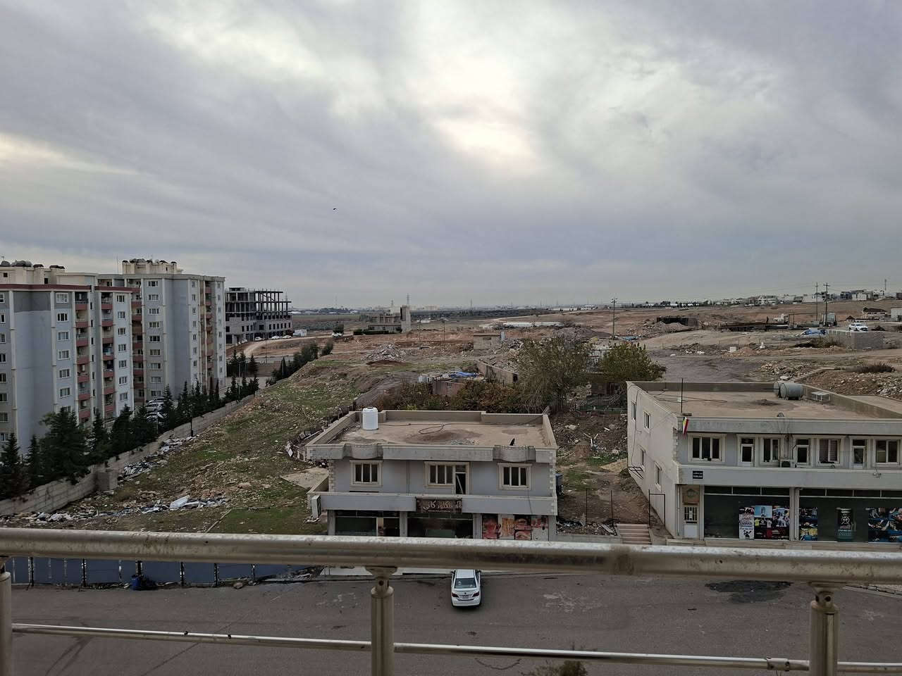 شقة فارغة للايجار في مجمع رامي لاند قرب جامعة نوروز بحالة جيدة جدا وموقع مميز مع السبالت مطلة على الحديقة 
عمارة. / B13
طابق / 5  خامس 
واجهة / جنوب غرب 
الشقة /  ٢ غرف نوم ( ١ سويت)/ استقبال / مطبخ /صحيات / ٢ بلكونة 
للاستفسار 
عقارات VIP سعد / دهوك - تناهي 
***********.  /   ***********
#عقارات #شقق #سكنية #ايجار #بيع #شراء #استثمار #راميلاند #افروستي #فرنسية #دهوك #موصل #نينوى #بغداد #اربيل #زاخو #سليمانية #مكاتب #شقة #مجمع #
