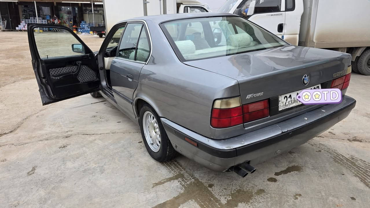 السلام عليكم من رخصة الأدمن 
للبيع بي ام دبليو ٥٢٥ موديل ١٩٩١
عليها محرك صقر ٢٨ كير اوتماتيك سيارة جديده وعليها ادامة كاملة
من باتري وتايرات وصدر امامي وخلفي ودسكات وفيتبم ونوزلات وبلكات كلها جديده وعلى ايدي رقم سليمانية الدولي الجديد نافذة لغاية ٢٠٢٧ السيارة بأسمي تريد تحويل تريد وكالة حاضر السعر ٥٤ ورقة وبي مجال 
عنواني ديالى خانقين وهذا رقمي ***********
