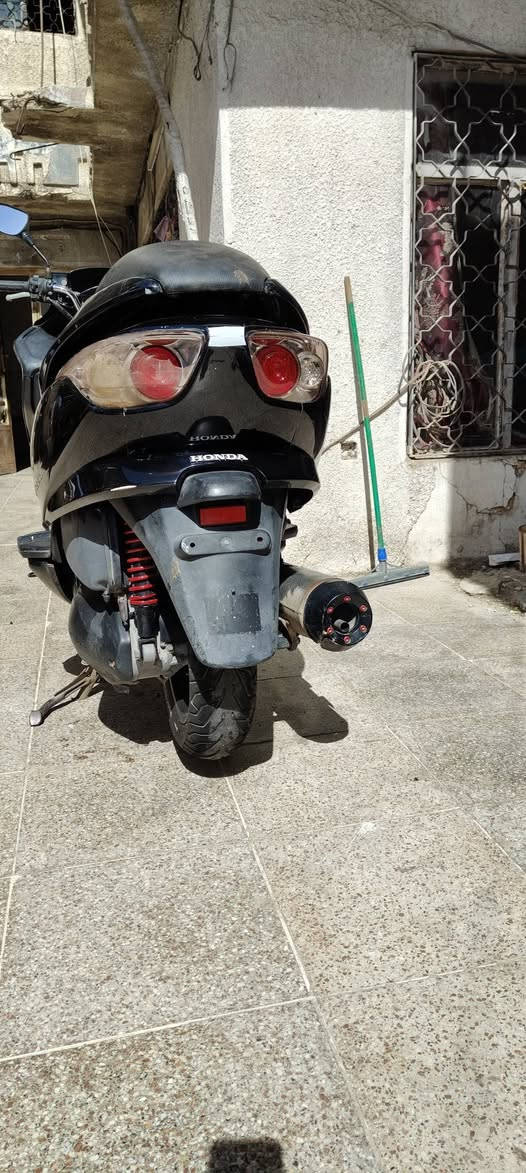 السلام عليكم فوزا 08للبيع الدراجة خير من الله الدراجة عمية بلد مكينة ناعمة وما مفتوحة الكلجات اصلية خير من الله الدراجة حلوة وما عوزهة شي يرادلهة فقط تاير امامي السعر 650الشراي يتصل او يراسلني مكاني الشعب ***********
