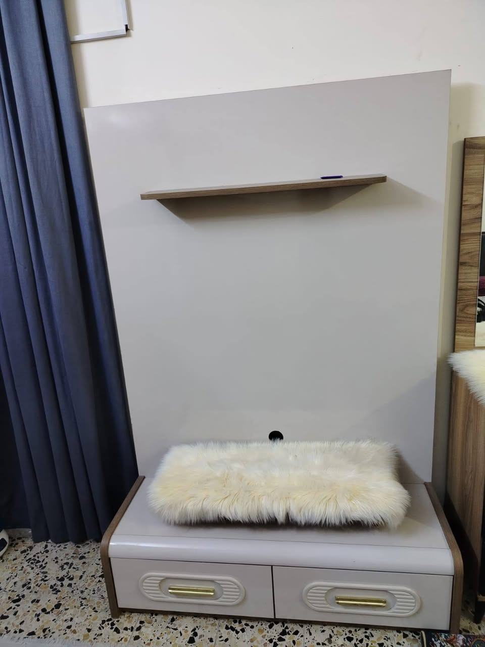 سلام عليكم
غرف نوم تركي ضخمه ١١ قطعه 
نضافه ٩٠ البيع بيه ضرر قليل 
سعر مليون ٢٥٠ وبيه مجال رقم ***********
