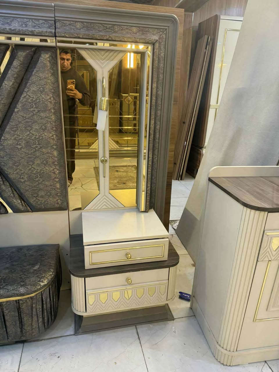 ✨ غرفة تركية  مودرن ✨
🚪 نظام أبواب 11 قطعه بروفايل فاخر
🛏️ سرير ضهر بلوك بمخزن عملي
🪞 جام برونزي أنيق
🧵 قماش وتر بروف أصلي سعره مليوونين و, 300
✨ نظافة 99💯
🚚 شد ونقل مجاني داخل بغداد
📦 توصيل للمحافظات بأسعار رمزية

📍الموقع بغداد الجديدة
📩 للاستفسار راسل خاص


**إذا كنت صاحب هذا الإعلان وتريد حذفه لأي سبب، رجاءا أرسل رسالة إلى الدعم الفني**