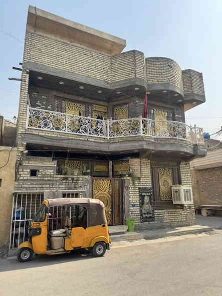 السلام عليكم نصف قطعه للبيع مدينة الصدر الاولى قطاع ٦ شارع الفلاح خلف جامع الشيخ بدر بناء حديث ٢٠٢٠ بشارع العريض ركن مربع قاطين ونص اربع غرف نوم واستقبال ومطبخ  جدار سيراميك وارضية كرانيت الاتصال على الرقم ***********
