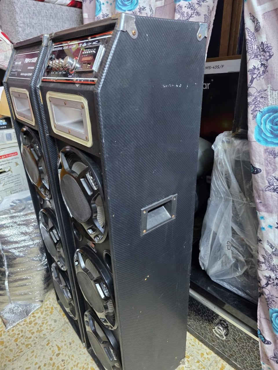 السلام عليكم سماعات بلوتوث شغالات نضيفات صوت عالي استريو عل فحص سعرهن 125الف مكاني بغداد الهاتف ***********
