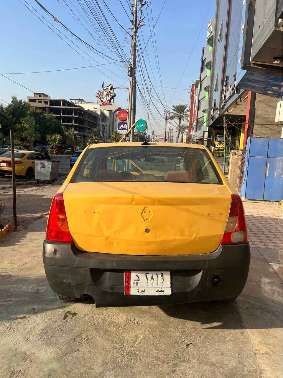 السلام عليكم ورحمة الله وبركاته 
رينو 2010 للبيع
مصبوغه عام اثر جراد 
بيها نواقص بسيطة 

صدر جديد 
مكينة خير من الله 
كير مكفول 
نصبتها حلوه 
ترايك وين متريد
ب29 وبيها مجال 
العنوان الدورة او السيدية 
*********** بغداد, العراق
