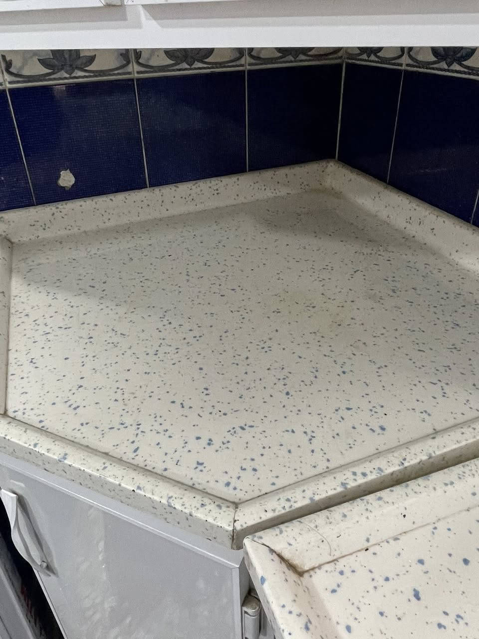 السلام عليكم كاونتر تفصال تكمه عمر يبقه وياك مفصلي بمليونين شاهد الله رايده بمليون 200 وبي مجال بغداد زعفرانيه *********** بي أضرار شي بسيط الباب بي فطر وباب اثنين فقط. شد براغي ابو الكاونتر الي يفتحه ويشده يسويهن بسيطات كلش مع الطباخ كزاز
