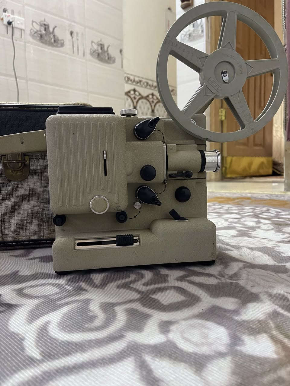 السلام عليكم شباب سينما شغالة  بيها نقص بس بكرة وحدة الوزن حوالي 5 كليو جديدة غير مستخدمة صنع قديم جدا السعر 60 الف العنوان بغداد 
رقم ***********
