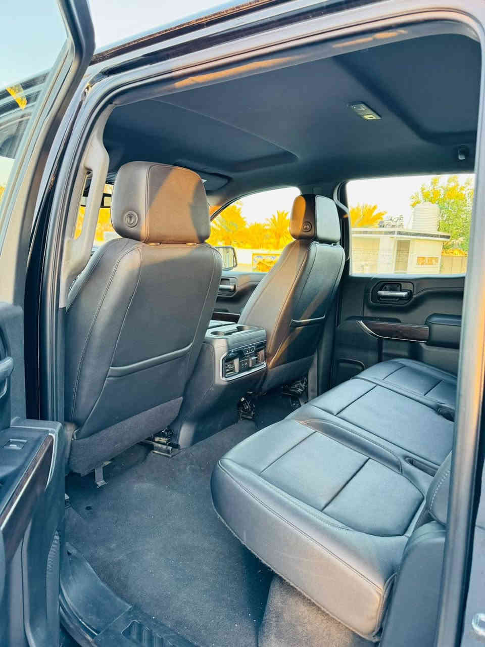 االسلام عليكم 
للبيع جمسي سيرا رقم شمالي بأسمي 
موديل :2021
المواصفات 
تشغيل عن بعد 
تحكم ستيرن جهتين 
كروز سرعة 
شاشة 
كاميرا 
هوك سحب 
تو ويل 
باب طويله 
بدي قصير 
رادارات 
سستم صوت سماعات 
مري شفط كهرباء 
اناره داخليه LED 
مكينة 8 سلندر 
 5300
كشنات جلد 
كشنات كهرباء 
كشنات تدفئه + تبريد 
داخل اسود 
ذاكره خزن ميموري 
حساسات امامية + خلفيه 
لايت زنون 
لد امامي 
بلوجكتور لد 
بك لايت لد 
اشاير بالمري 
دوسات 
نيكلات 
حادث السيارة جاملق جهة السايق والباب مالت السايق بجم كبس بلادي
مكان السيارة بغداد
السيارة جاهزه من كلشي بدون اي نقص
السعر250 وبيهة مجال 
رقم الهاتف (***********)
