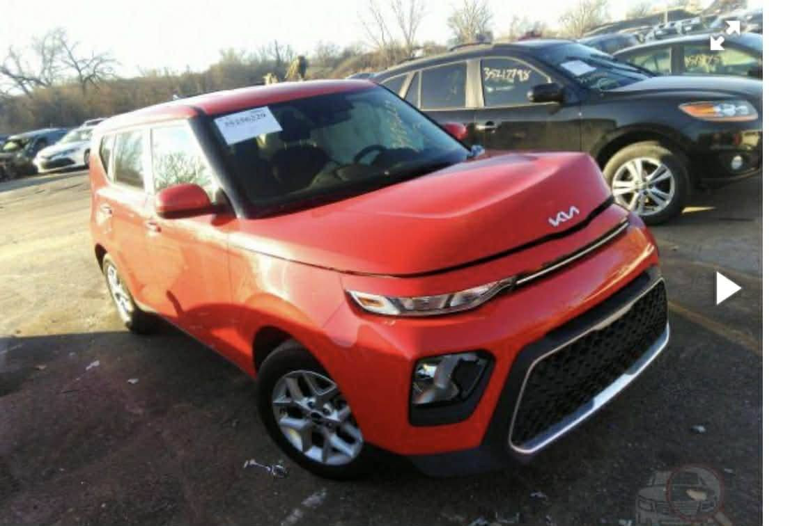 السلام عليكم كيا صول موديل 2022 وارد امريكي ماشية ،45 الف ميل رقم اربيل الدولي باسمي حادثه جانبي وسطحي غير مؤثر لا على المحرك ولا على الداخل  بنيد وجاملغ اليسار معدل البارد ومبدل باب السائق بنفس اللون ومعدل الباب الخلفي السائق أيضا البارد.   ويوجد طخة خفيفة وسطحية شخط البابتين في الجانب الأيمن بالعراق وكما موضح في الصور  السيارة استخدام بيت  وجاهزة من كلشي تبريد ثلج تحكم ستيرن جهتيت ثلاثة أنظمة قيادة انطفاء ذاتي عند التوقف    السعر 138 الف وبيها مجال بسيط رقم الهاتف ***********  بغداد  الدورة قرب المصفى
