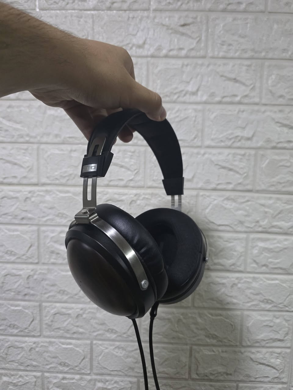 للبيع سماعات FiiO FT1 الاحترافية والغنية عن التعريف! 🎧🔥
لعشاق الصوت النقي والتفاصيل الدقيقة، سماعة FiiO FT1 بتصميمها الخشبي الفخم (خشب الجوز الطبيعي). توفر لك تجربة استماع استثنائية وعزلاً ممتازاً بفضل تصميمها المغلق (Closed-back).
​✨ أهم المواصفات:
​درايفر عملاق بحجم 60 ملم (Dynamic Driver) ينطيك Bass عميق ومحكم وتفاصيل صوتية رهيبة.
​أكواب من الخشب الطبيعي الفاخر، تنطي شكل أنيق وتساعد بتحسين الرنين الصوتي.
​تصميم مريح جداً على الرأس والأذن حتى مع جلسات الاستماع أو الألعاب الطويلة.
​عزل ممتاز للصوت الخارجي (ما تسرب صوت للي كاعد يمك).
​تجي مع الكيبلات الأصلية عالية الجودة وحافظة الحمل (Hard case) الفخمة.


**إذا كنت صاحب هذا الإعلان وتريد حذفه لأي سبب، رجاءا أرسل رسالة إلى الدعم الفني**