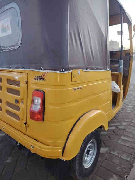 سلام عليكم تكتك موديل 2019 شهر 10رقم سنويه عل  تحويل تستلم لوحات طالعه كنيزي لا تنقيص ولا تبخير تكتك نضافه فول بس دوس بيها صبخ السعر 5800 عنوان مدينه صدر يريدها اتصل ***********
