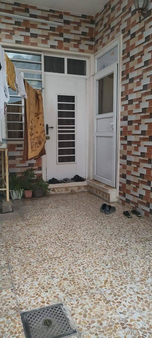 دارللبيع 🏠 

الموقع 📍 حي الصديق الثانية خلف جامع الطيار 🕌

المساحة 110 متر ❇️ واجهة 5 ونص.           العمق 20 ✳️ 

شارع تبليط 🛣️

بناء سنة 2014 نظيف صالح للسكن ✔️ 

طابق ونصف ✨        السعر المطلوب للدار هو 150 مليون قابل للتفاوض 👉 

طابق الارضي مكون من /غرفة نوم /هول /مفتوح على الاستقبال /مطبخ /صحيات /كراج 

طابق الثاني مكون من/ غرفتين نوم/ صحيات/وسطح ناصي/

الارضيات كاشي الجدران سيراميك سقوف ثانوية كما هو موضح بل الصور 📸 

للاستفسار أكثر عن العقار الاتصال على الارقام التالية 👇 

***********📱***********📱

عنوان المكتب 📌 حي الصديق بعد مرطبات البحرين سائدين الصديق الرئيسية مقابل مدرسة تبارك الاهلية 👍@
