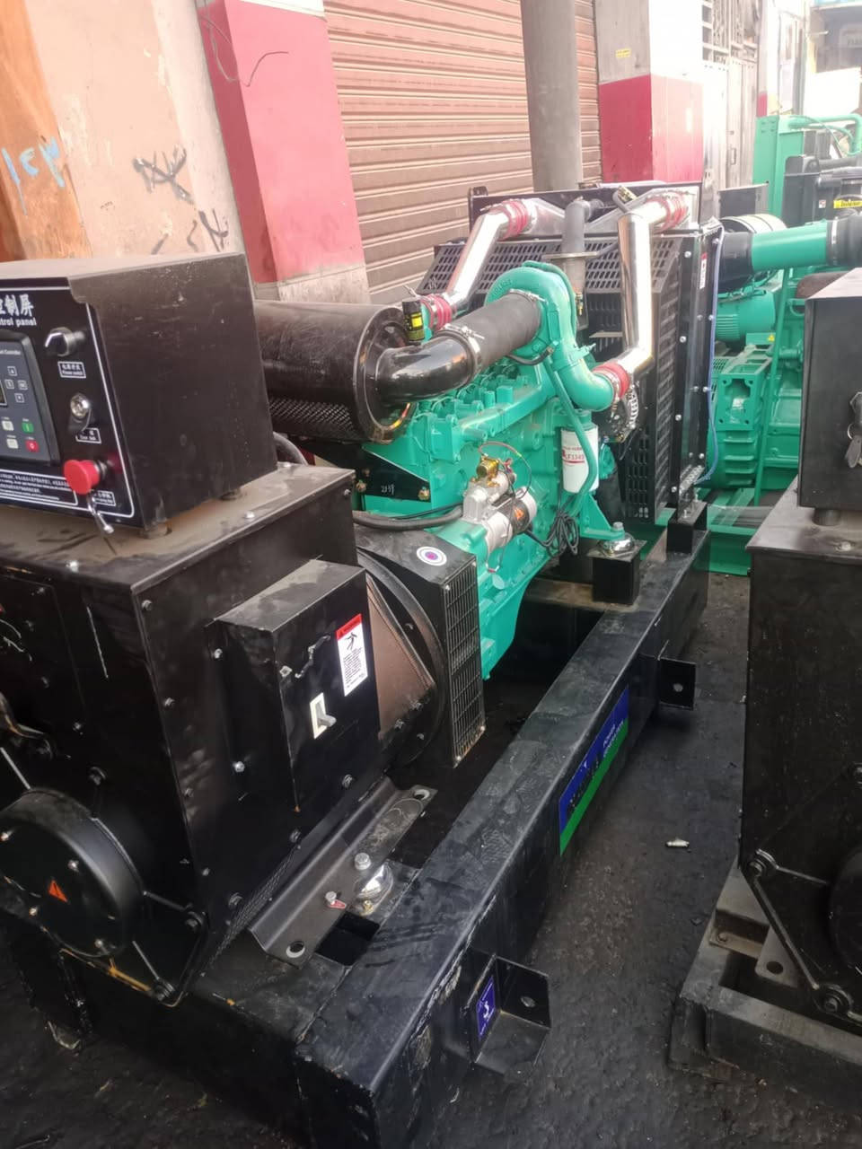 السلام عليكم. يوجد لدينا 
كمنز 24 ولف 250 گيفي. مولد بلادي 
صفر ممشتغل شرط الحمل والتشغيل 

ويوجد أيضا. كمنز 150كيفي حجم المحرگ 102. بلادي. شرط الحمل والتشغيل 
صفر ممشتغل

يوجد ايضااا عدة أنواع #المولدات. #والدويزات
العنوان // أربيل الصناعه الجنوبيه🌏
محل ابو علي. ***********.  📲
يوجد لديناا توصيل لجميع محافضات العراق 🚛
