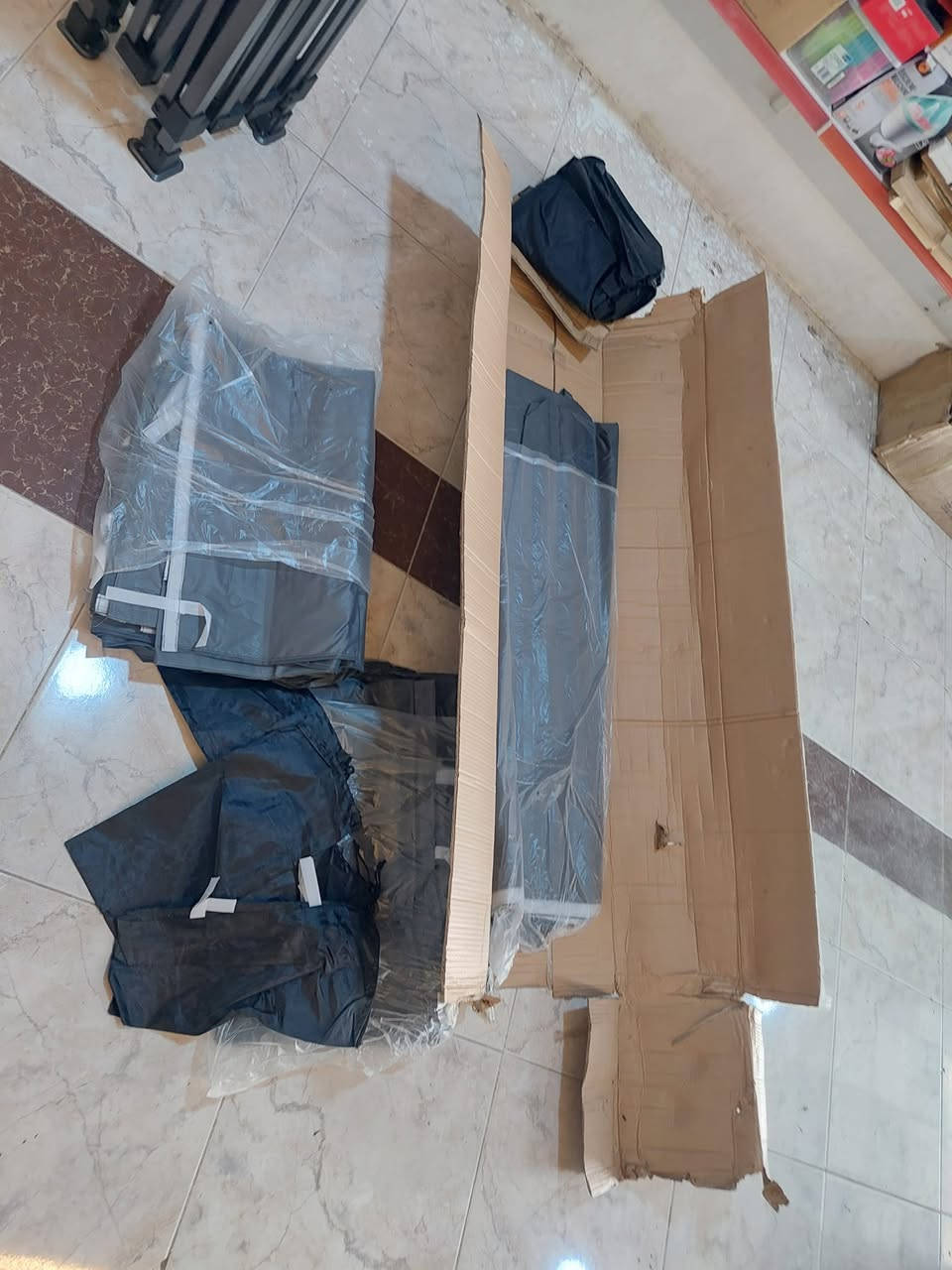 خيمة عملاقة 4.5 متر طول 3 متر عرض 

هذه خيمة مظلة منبثقة (Pop-up canopy tent) ذات لون أسود وهيكل معدني متين.تتميز بسهولة وسرعة التركيب، حيث يمكن إعدادها في دقيقة واحدة.تتضمن حقيبة حمل مريحة لتسهيل نقلها وتخزينها، مما يجعلها مثالية للرحلات والحدائق.عادة ما تكون مصنوعة من مواد مقاومة للماء والأشعة فوق البنفسجية.


**إذا كنت صاحب هذا الإعلان وتريد حذفه لأي سبب، رجاءا أرسل رسالة إلى الدعم الفني**