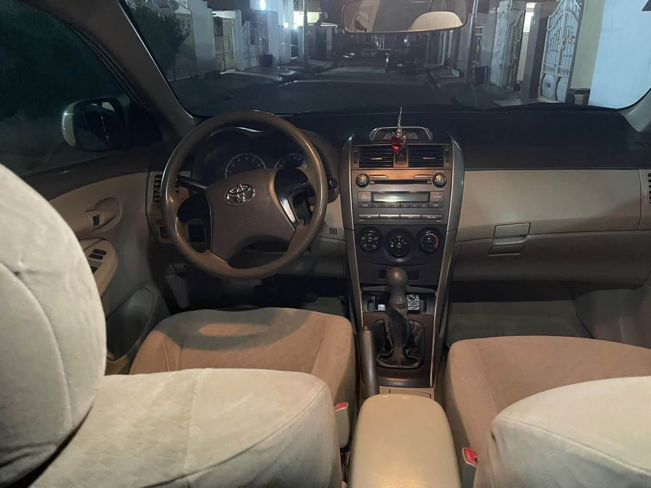 تةكسي بيكاشؤ مؤديل 2010سةيارةكة 10پارجة رةشة يةك بستي سةر جاملخي هةيتي جةمپةكي خةفيفي پشتي جوار جئ تةزرةية تةزرة نية بةس بة تةزرة سةقفي لةبؤ سةحريشي 130محامةلة ر.م  4365297 0750 شوئن هةولئر نةحيةي رزگاري أربيل, العراق
