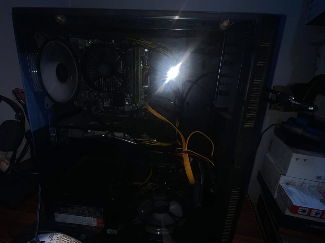 بيسي كيمنك كيس و شاشة وميز وملحقات مع فحص استعمال قليل السعر 475
مواصفات الكيس

case mid

motherboard: American Megatrends 

H310C

CPU: inter core i7-8700 3.20GHz

RAM: 12 gb

GPU: AMD radeon RX 580

SSD: 500GB

HDD: 1TB

power supply: 600w

مواصفات الشاشة:
Ips

24 inch

1080x1920

Full hd

144 hz hdmi
165 hz display port

مع ماوس وماوس باد وكيبورد و ميز كيمنك و العاب

تحتاج تحديث للبايوس 

تحب تفحص ماكو مشكلة كدام عينك

السعر 475

بيها مجال بسيط


**إذا كنت صاحب هذا الإعلان وتريد حذفه لأي سبب، رجاءا أرسل رسالة إلى الدعم الفني**