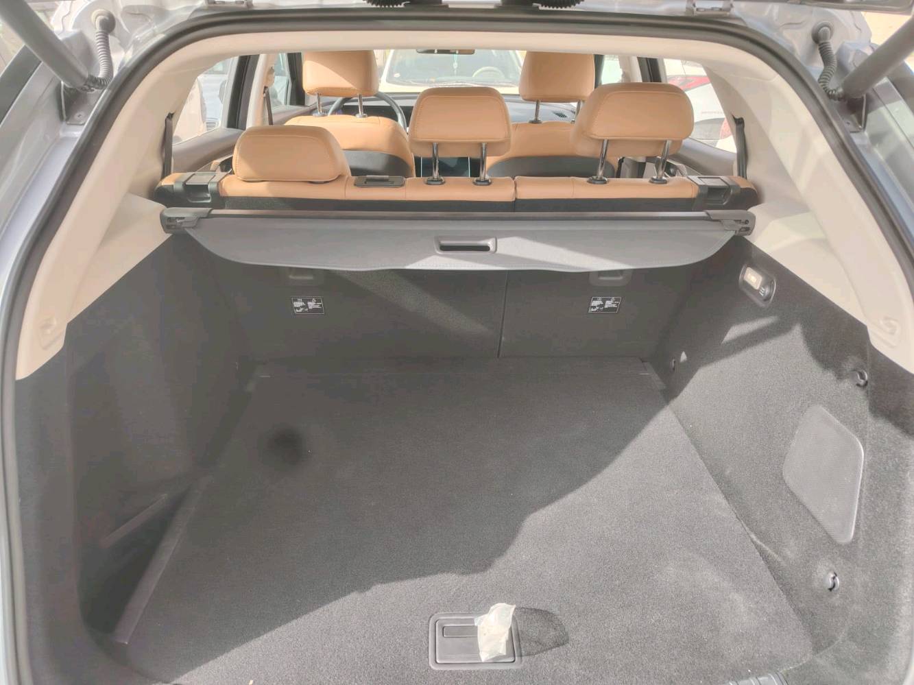 🔥 للبيع — BAIC X7 موديل 2025 اللون سلفر فل أوبشن — قمة الفخامة والتكنولوجيا 🔥 
🚨 أمتيازات مرسيدس بنز !!!
▪️بسعر (180) ورقه و بيها مجال بدون لوحات تاخذها و ترقمها وين متريد ! 🔥  
▪️عداد  الكيلو متر (188كم و قابل للزيادة)!
▪️استلام شركة جديد زيرو!!!
▪️ضمان سنتين تبديل دهن و فلاتر تبريد مجاناً ! 🔥
▪️ضمان 6 سنين محرك و گير ! 🔥 
إذا تدور على سيارة SUV حديثة تجمع بين الشكل الأوروبي، التكنولوجيا الذكية، الراحة العائلية، والمواصفات المستقبلية… فالـ BAIC X7 تعتبر من أقوى الخيارات الموجودة حالياً 😎

━━━━━━━━━━━━━━━

🚘 معلومات السيارة:
▪️ الشركة المصنعة: BAIC
▪️ الموديل: X7
▪️ سنة الصنع: 2025
▪️ اللون الخارجي: سلفر معدني فاخر ✨
▪️ اللون الداخلي: جلد Nappa من مرسيدس برتقالي فاخر مع تطعيمات حديثة
▪️ الفئة: فل كامل / أعلى تجهيز
▪️ عدد الركاب: 5 ركاب براحة ومساحات واسعة جداً
▪️ تصنيف السيارة: SUV عائلية رياضية فاخرة

━━━━━━━━━━━━━━━

⚙️ المحرك والأداء:
🔹 محرك 1.5 لتر Turbo GDI
🔹 4 سلندر تيربو اقتصادي وقوي
🔹 القوة: 185–188 حصان
🔹 العزم: 305 نيوتن متر
🔹 ناقل حركة 7 سرعات DCT مزدوج التعشيق
🔹 دفع أمامي FWD
🔹 استجابة ممتازة بالتسارع
🔹 ثبات عالي على السرعات
🔹 نظام قيادة Eco / Sport
🔹 عزل احترافي للهواء والأصوات
🔹 سرعة قصوى تقارب 240 كم/س
🔹 استهلاك وقود اقتصادي 19.3 كم لكل 1 كم
🔹 خزان وقود 60 لتر

━━━━━━━━━━━━━━━

🛞 نظام التعليق والثبات:
✔️ تعليق أمامي MacPherson مستقل
✔️ تعليق خلفي Multi-Link متعدد الوصلات
✔️ راحة عالية بالمطبات والشوارع العراقية
✔️ ثبات ممتاز بالمنعطفات والخطوط السريعة
✔️ نظام مانع الانزلاق TCS
✔️ نظام الثبات الإلكتروني ESP
✔️ فرامل ABS + EBD + EBA

━━━━━━━━━━━━━━━

📏 الأبعاد والمساحات:
▪️ الطول: 4745 ملم
▪️ العرض: 1892 ملم
▪️ الارتفاع: 1715 ملم
▪️ قاعدة عجلات: 2800 ملم
▪️ ارتفاع عن الأرض: 200 ملم
▪️ مساحة رجلين خلفية ضخمة
▪️ شنطة خلفية كبيرة مناسبة للسفر والعائلة
▪️ تصميم انسيابي بمعامل مقاومة هواء منخفض جداً

━━━━━━━━━━━━━━━

✨ التصميم الخارجي:
✔️ واجهة هجومية رياضية عصرية
✔️ شبك أمامي كرومي فاخر
✔️ إضاءة LED Matrix أمامية وخلفية
✔️ إضاءة نهارية DRL حديثة
✔️ خطوط ديناميكية فخمة
✔️ مقابض أبواب مخفية كهربائية Smart Handles
✔️ سقف بانوراما ضخم جداً بحجم يقارب 1320×850 ملم 🌌
✔️ جنوط رياضية قياس 20 إنج
✔️ مرايا كهربائية مع تدفئة وطي أوتوماتيك
✔️ جناح خلفي رياضي
✔️ باب خلفي كهربائي ذكي
✔️ حساسات أمامية وخلفية كاملة
✔️ كاميرات محيطية 360° ثلاثية الأبعاد HD

━━━━━━━━━━━━━━━

🛋️ الداخلية والفخامة:
✨ داخلية تعتبر من أفخم الداخليات ضمن فئتها السعرية

✔️ جلد Nappa فاخر
✔️ مقاعد كهربائية متعددة الوضعيات
✔️ تبريد + تدفئة  😮‍💨
✔️ ذاكرة حفظ لوضعية السائق
✔️ تحكم كهربائي كامل بالمقاعد
✔️ إضاءة داخلية Ambient Light بـ 64 لون 🌈
✔️ خامات Soft Touch فخمة جداً
✔️ ديكورات داخلية حديثة
✔️ فتحة سقف بانوراما ثنائية
✔️ مكيف أوتوماتيك ذكي ثنائي التحكم
✔️ فتحات تكييف خلفية
✔️ فلتر تنقية هواء للمقصورة
✔️ عزل حراري وصوتي ممتاز

━━━━━━━━━━━━━━━

📱 التكنولوجيا والشاشات:
🔥 من أكثر السيارات الصينية تطوراً بالتكنولوجيا

✔️ 3 شاشات LCD داخلية:
• شاشة عدادات رقمية 12.3 إنج
• شاشة وسطية ترفيهية 12.3 إنج
• شاشة مستقلة للتحكم بالمكيف 7 إنج

✔️ Apple CarPlay
✔️ Android Auto
✔️ بلوتوث + أوامر صوتية
✔️ مساعد صوتي ذكي بالذكاء الاصطناعي !
✔️ نظام التعرف على الوجه 😳
✔️ تشغيل بصمة Start/Stop
✔️ دخول ذكي بدون مفتاح
✔️ شاحن لاسلكي سريع
✔️ USB أمامي وخلفي
✔️ تحكم كامل من المقود
✔️ تحديثات ذكية للنظام

━━━━━━━━━━━━━━━

🅿️ أنظمة الركن والمساعدة:
✔️ كاميرا 360° HD
✔️ عرض ثلاثي الأبعاد للسيارة
✔️ خطوط ديناميكية أثناء الرجوع
✔️ نظام ركن ذاتي Auto Parking 🤖
✔️ مساعد نزول المرتفعات HDC
✔️ مساعد صعود المرتفعات HHC
✔️ Auto Hold
✔️ فرامل إلكترونية EPB

━━━━━━━━━━━━━━━

🛡️ أنظمة الأمان والذكاء:
✅ مثبت سرعة راداري ذكي IACC
✅ تحذير مغادرة المسار LDW
✅ المحافظة على المسار
✅ مراقبة النقطة العمياء BSD
✅ تحذير اصطدام أمامي FCW
✅ فرملة طوارئ أوتوماتيكية AEB
✅ التعرف على إشارات المرور TSR
✅ مراقبة تعب السائق
✅ High Beam Assist للإضاءة العالية الذكية
✅ 6 وسائد هوائية
✅ TPMS مراقبة ضغط الإطارات
✅ فتح الأبواب أوتوماتيكياً وقت الحوادث
✅ نظام مانع السرقة + Immobilizer

━━━━━━━━━━━━━━━

🌟 مميزات تخليها تنافس سيارات أغلى منها:
⭐ تصميم قريب للسيارات الأوروبية
⭐ فخامة داخلية أعلى من سعرها
⭐ تكنولوجيا متقدمة جداً
⭐ راحة ممتازة بالسفر والخط
⭐ مناسبة للعائلة والشباب
⭐ قيمة عالية
