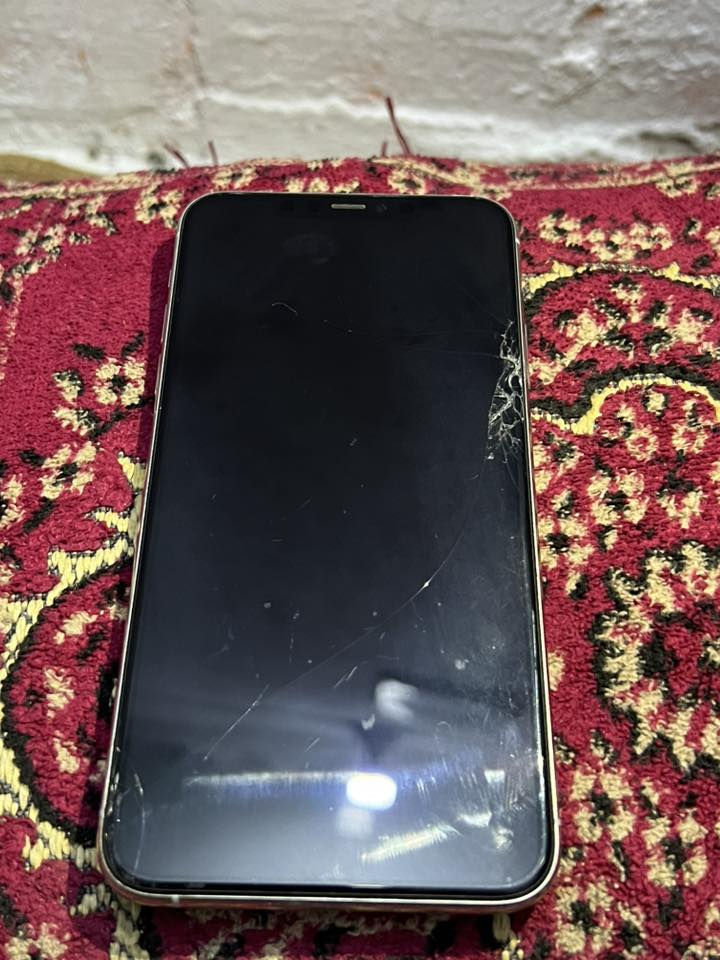 البيع ايفون 11 ابرو ماكس مبدل بطاريه اصليه 100 بيه كسور مثل ما مضح بصوره السعر 250 بيه مجال مكان قضاء الميمونه 
اتصال ***********
