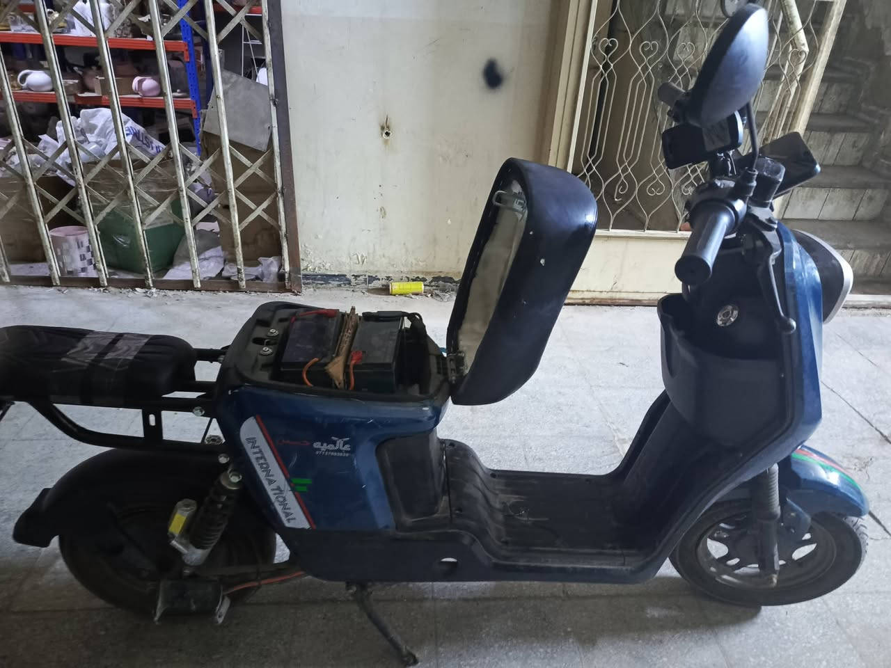 السلام عليكم دراجة شحن R8 حسين عالمية للبيع صار شهر ماخذهة
استاند تعليك واستاند جانبي 
مرايات ومثبت سرعة وبطاريات جدد الله شاهد كلشي مناقصها كاملة 
سرعة 65 حقيقي 
لاستفسار او الشراء مراسله الرقم ***********
