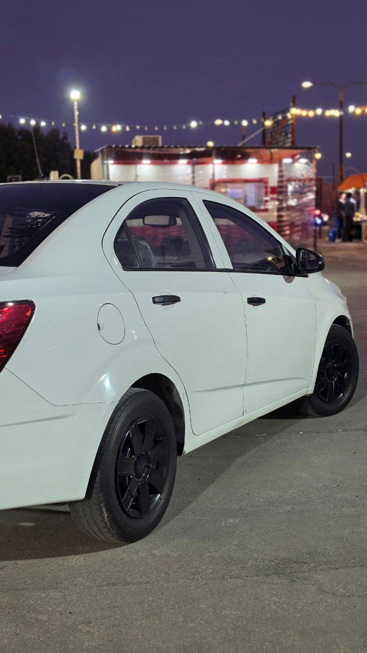 السلام  عليكم  شباب    بيع مستعجل  شوفر ليت سونك  2012 خليجي  السياره  مكفوله  من الضربه  بيها بارد شويه   كير محرك  حداديه  بشرط  كلها  جديد  تبريد ثلج   محرك 1600   بالجيس    السعر 65 وبيها   السياره ما ناقصها  لو برغي  كلها  جديد  السياره  مال بيت وبيها  مجال   للشراي   للاتصال  ***********
