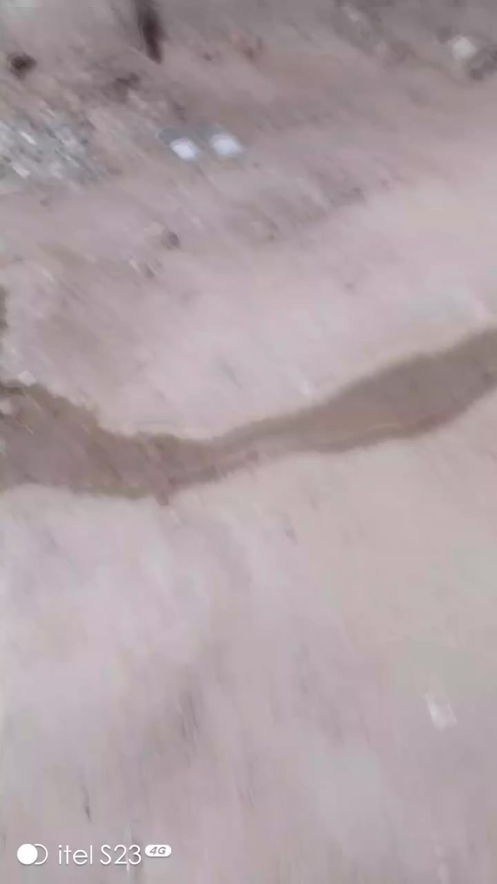 السلام عليكم بيت للبيع مساحه 300 ومطبخ خارجي بيه خمس غرف وصاله وبراني الموقع الحمزة الشرقي. قرب الوكفه القديمه الرقم التواصل ***********
