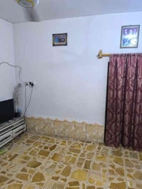 بيت البيع المساحه 200يتكون من غرفتين وصاله ومطبخ ودوانيه وحديقه فوك غر...