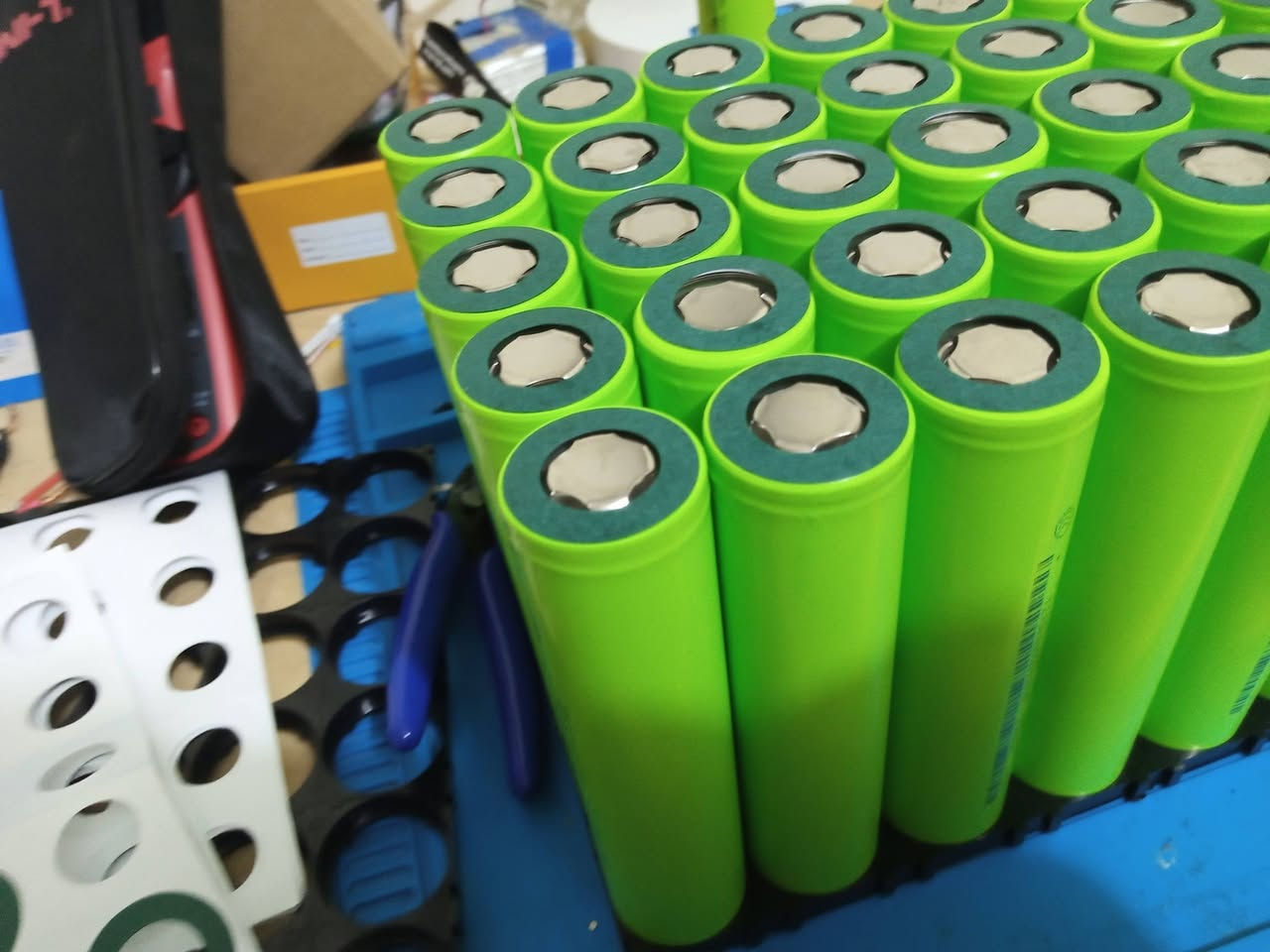 السلام عليكم اخواني الاعزاء

حاب انقل تجربتي الشخصيه الكم
واعرض عليكم شغلي وخدماتي

طبعا هاي بطاريه  فوسفات الحديد 75 امبير
24 فولت. جمعتها لانفرتر شمسي

كدرنا نشغل عليها 3 امبير لمدة ساعتين و40 دقيقه

الكارت المستخدم  jk 150 امبير مستمر
و 300 امبير لحظي

وبالنسبه للعمل اجمع كل انواع البطاريات
عاكسات انفرتر دراجات اي شي 

واني اخذ فقط اتعاب ايدي
يعني انطيك قائمه المواد منين متريد جهزها براحتك واخذ فقط شغل ايدي منك
ومحسوب عليك كل التفاصيل المستخدمه مع التوصيل شغل ايدي اخذه صافي 

1- بطاريه 12 فولت اي امبير  اخذ 30 الف
2- بطاريه 24 فولت اي امبير اخذ 35 الف
3- بطاريه 48 فولت اي امبير اخذ 45 الف
4- بطاريه 60 فولت اي امبير اخذ 55 الف
4- بطاريه  72 فولت اي امبير اخذ 65 الف

للعلم اللحام النقطي بنيكل 0.3 ملم مدعم مرتين واللحام بكابسه نقطيه محوله مو موسفت ضمان 

بالاضافه خدمات الطاقه الشمسيه 
اي بورد او طريقه بارد منفصل او اسعار منظومات او طريقه ربط اني بالخدمه

رقم العمل *********** واتساب
