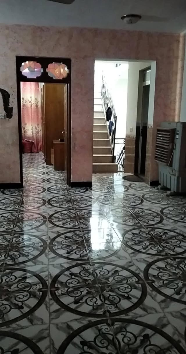 بيت للبيع شارع 80 طريق شريفه الجديد زراعي سند25 المساحه ١٥٠طابقين اربع غرف نوم ومطبخ وهول وصاله وحمام فوك وجوه اي استفسار الاتصال ***********
