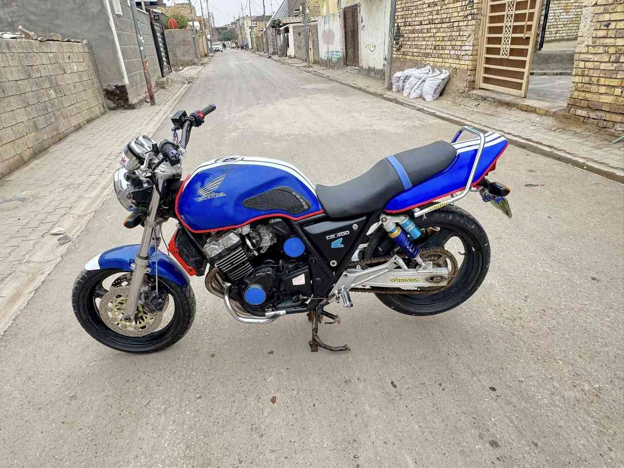 السلام عليكم للبيع سيبي 400 16ولف مكاني ديوانيه حي العسكري شارع 30شراي اتصل وبيك خير وتدلل ***********
