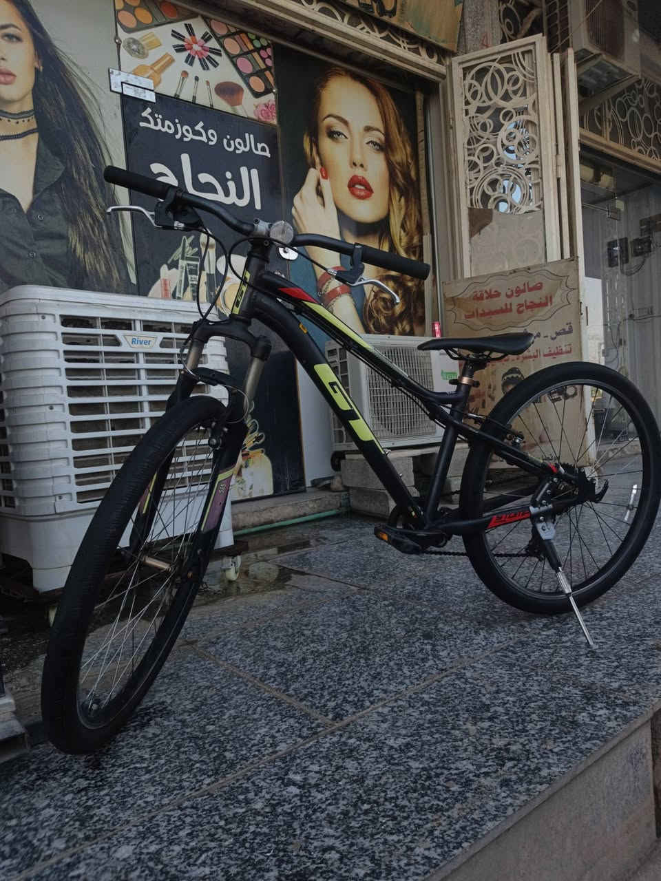 السلام عليكم. بايسكل جبلي للبيع
ماركه GT الالمانيه. 🇩🇪🇩🇪

الفئه. Prime

المواصفات:

كير خلفي 7 سرعات. بل اضافه اله فقاس اصلي مو ( تجاري) المرغوب 

بريكات امامي خلفي(Fektro) كذلك اصلي مو تجاري. فحمات وليس دسك والفحمات مامبدله من الشركه. 

دبلات شغاله ١٠٠/١٠٠

بطيخات عالميه شرط السوط طرب. 🔥🔥👍

مكينه . (SHImano) المعروف بجودته ورغبته. 

عتله.. (SHIMANO) شيمانو. همين 

التايرات استعراضيه 100/100  يابانيه تجي وروح اسئل عل زوج ماله سعرو ٦٠ الف وحدهم بس . 

البايسكل. مايجي صمونات كلو قفل شيش. فتح وشد بدون تعب 🔥👍

البايسكل ما بدل بي شي من القمجه للقمچه شرط الفحص 🔥

البايسكل مختم . GT من بدايته لنهايته . 🔥
البايدرات. GT🔥. 
الركبه. GT🔥. 
السرج.  GT 🔥. 
الستيرن  GT🔥. 

 

السعر:  270 الف وبي مجال جداً قليييل 👍
_______________________________
_______________________________


**إذا كنت صاحب هذا الإعلان وتريد حذفه لأي سبب، رجاءا أرسل رسالة إلى الدعم الفني**