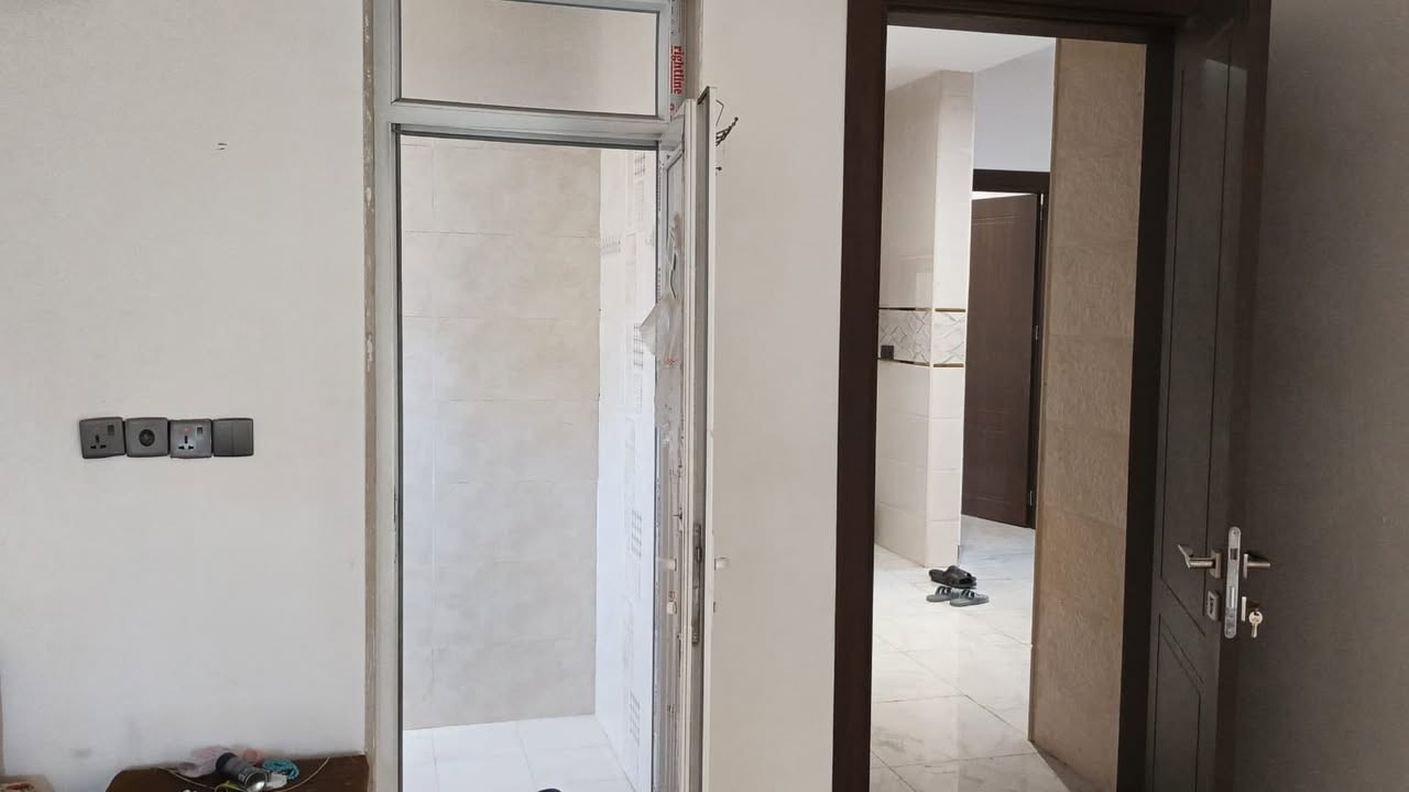 الموقع : الملايين خلف الكمرك 
المساحة : 260 متر
الواجهة : 13 *20 متر
نقطة دالة : قريب على جامع اهل القرأن  بلبدايه  بلضبط 
موقع جدا مميز  ركن 
عرض الشارع : ١٠ متر 
عدد الطوابق : ٢
 عدد غرف النوم : ٧ غرف 
الطابق الثاني ٥ غرف نوم مع مشتملات مع هول داخلي  مع حمامات داخل الغرفه (سويت)  الطابق الارضي غرفتين نوم مع صاله داخليه  ومطبخ كبير واستقبال وغرفه طعام وكيلدور حمام للضيوف وكراج وحديقه صغيره البيت متكون من 3ابواب خارجيه  منضومات سبالت تصريف سقوف جبس بورد  منضومه دكتات   ارضيه بورسلين
للاستفسار 
☎️***********
☎️***********
📍عنوان المكتب حي الإخاء مقابل جامع الله اكبر مكتب البرج الذهبي للعقارات
