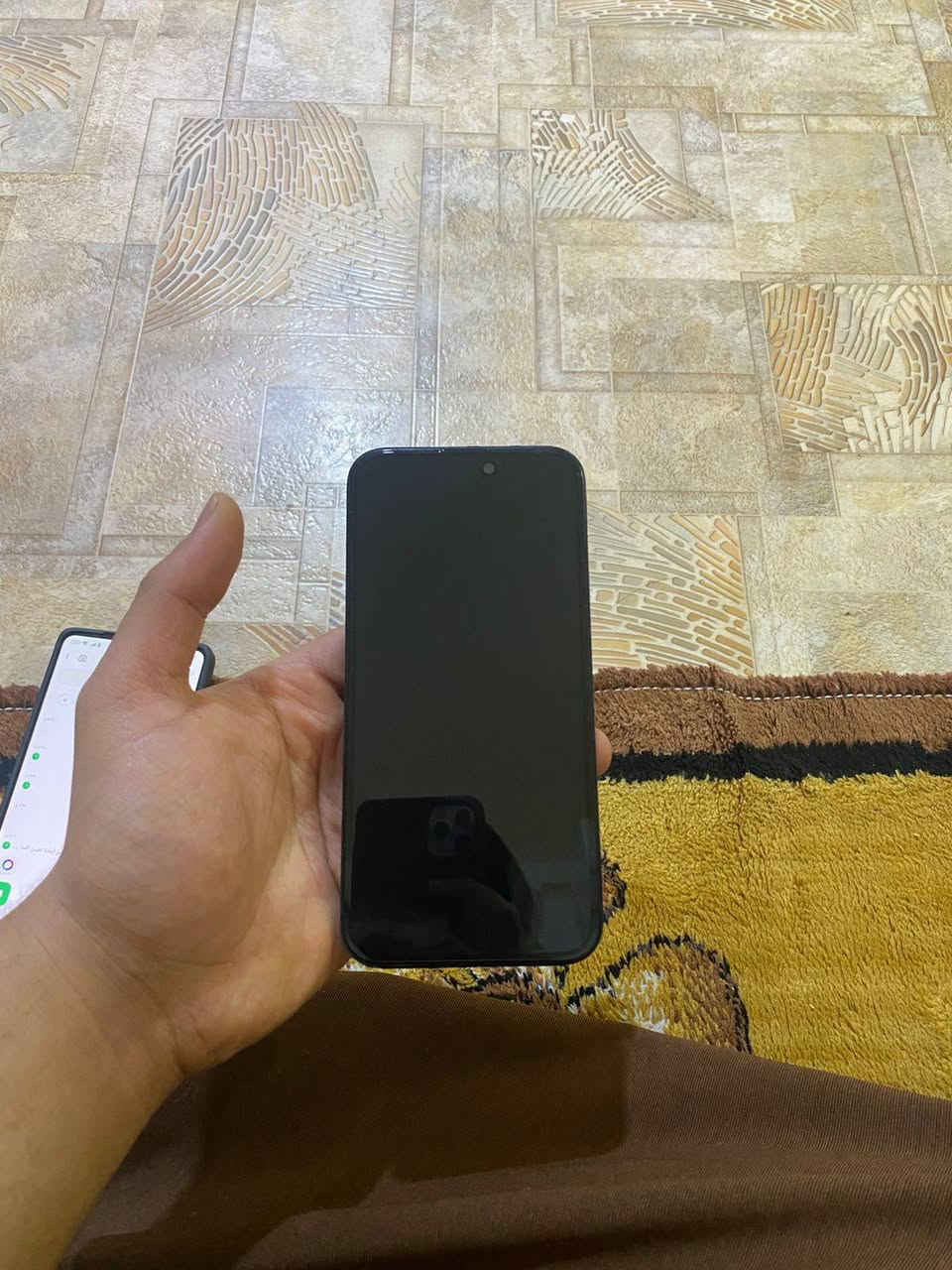 فقط بيع ايفون 15 برو ماكس جهاز نضيف بس ضهر مكسور بطاريه 89 جهاز شرق أوسط مكان الكرمه ***********
