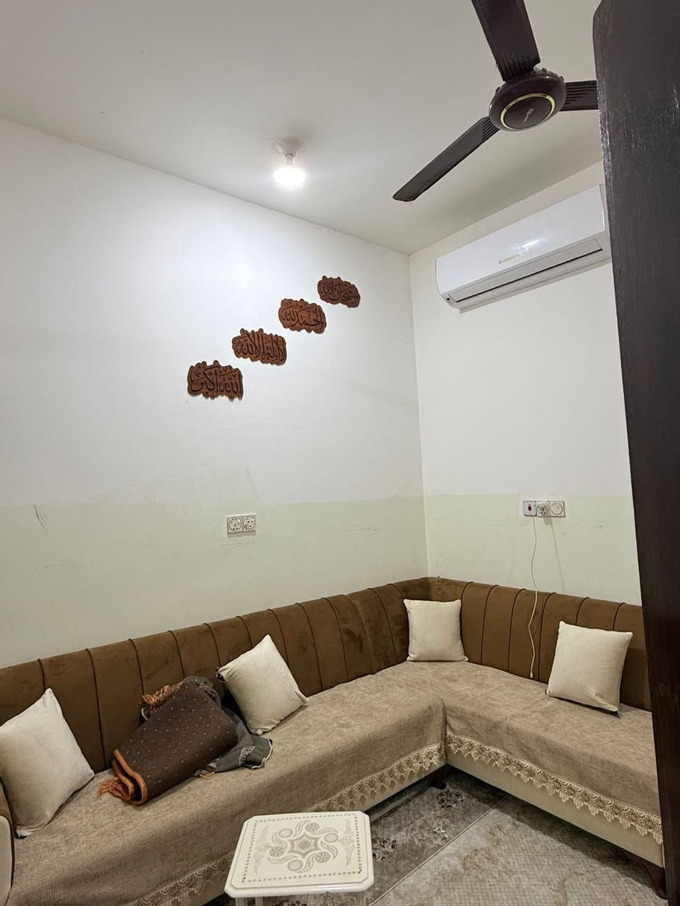 بيت للبيع طابو زراعي منطقة الحمود  متكون من غرف 2 ودوانية صغيرة وموزع ومطابخ 2 حار وبارد وحمام وكليدور   ومساحة طارمة غير مبنية من ضمن البيت تقريب 40 متر  

شارع عريض مشمول بالتبليط  اقل شهر يتبلط   كهرباء جديدة مجاري جديدة 
مساحة البيت 180 متر   تفاصيل كلها مذكورة السعر 80 مليون بناء جديد  كلشي مذكور  شراي اهلا وسهلا
المراسلة ع واتساب 
***********
