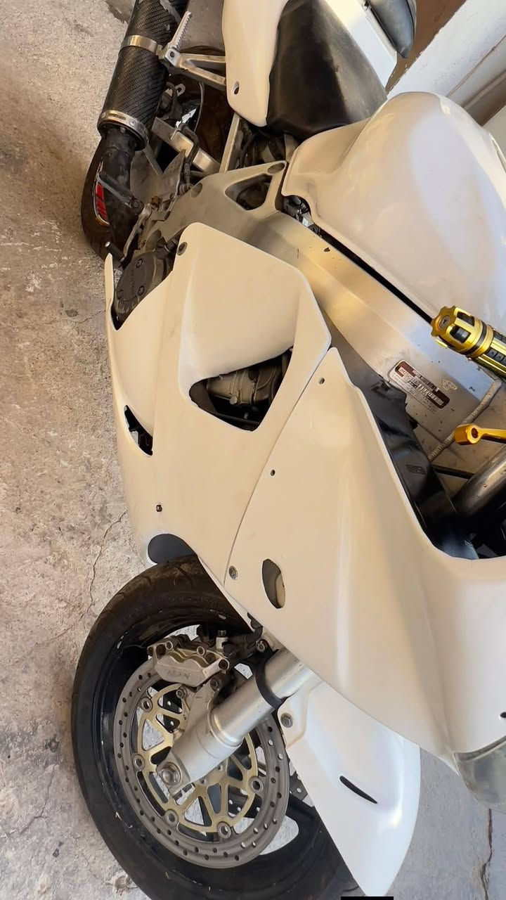 بطح CBR 919 للبيع اقراء المنشور
الدراجه مبدل الها تايرات تخم جديد 
مرايات h2 رياضي 
يدات رياضي جديد 
زنجيل جديد 
كهربائيات كلها شغاله 
دراجه بيها فقط المكينه تحتاج تصليح متشتغل سلف بيها صوت باالمكينه ابيعها على وضعها لاتجي دكلي نروح فيتر مااعرف انطي فلوس نص ونص 
لو دكلي المسح المنشور ومتجي شراي تعال شوفها تعجبك اخذه ماتعجبك اعبر المنشور 
#سعر مليون و200مجال قليل بيها كلش 
***********
