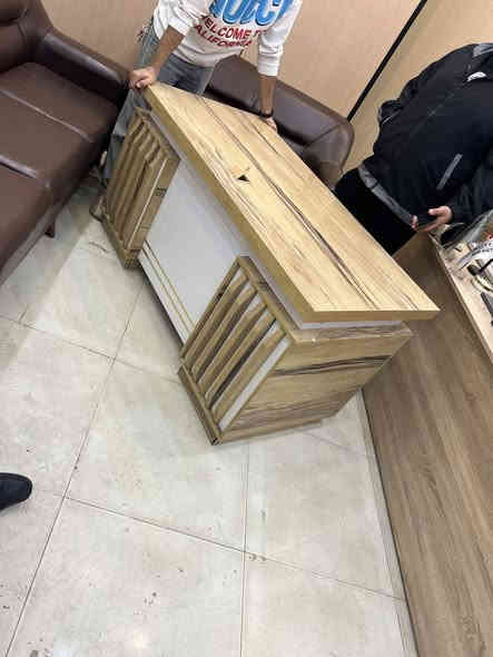 ميز مكتبي نظيف جداً 
سعره 75 الف قفل 
*********** 
مكانه بالاسكان
