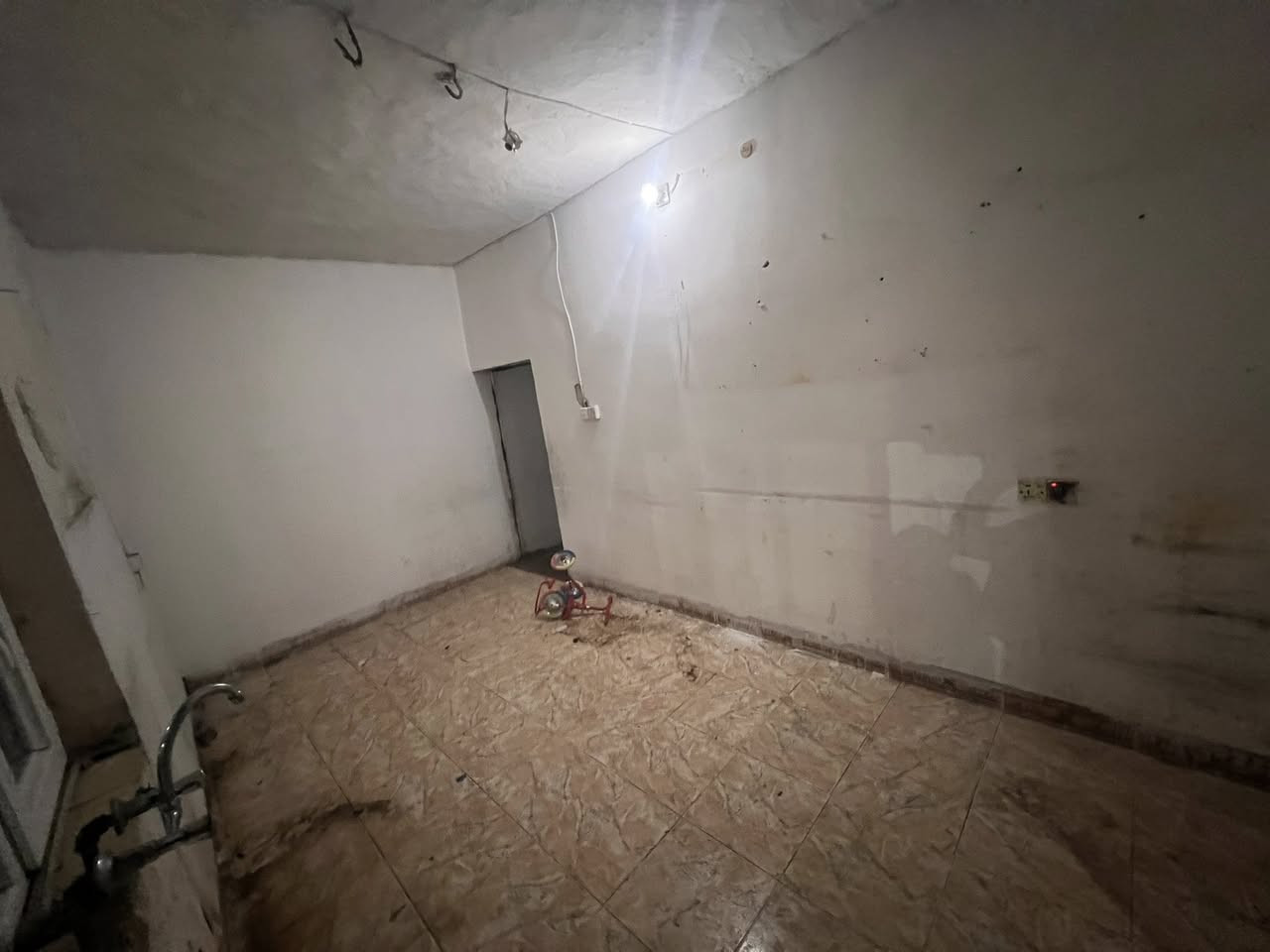 دار ارضي منعزل للايجار.. طابق ارضي مساحة 200متر في حي المعلمين مقابل محكمة استئناف كركوك خلف جامع النور الكبير   ..
الدار يتكون من/ كراج و حديقة ومطبخ واستقبال وهول وغرفتين نوم وصحيات ..
البيت موجديد يحتاج شويه تنظيف
الايجار :300 قفل والماء والكهرباء على المؤجر

للتفاصيل الاتصال على الرقم 
***********
