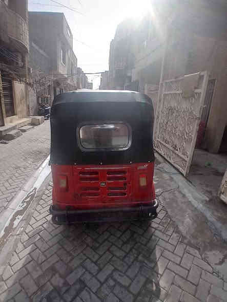 السلام وعليكم تكتك للبيع موديل ١٨ اوراق كامله معمره بيها بس دبل الخلفي سعرها 3.750 بيها مجال قليل الشراي اتصال او واتساب *********** بغداد اصليخ قريب عل شعب
