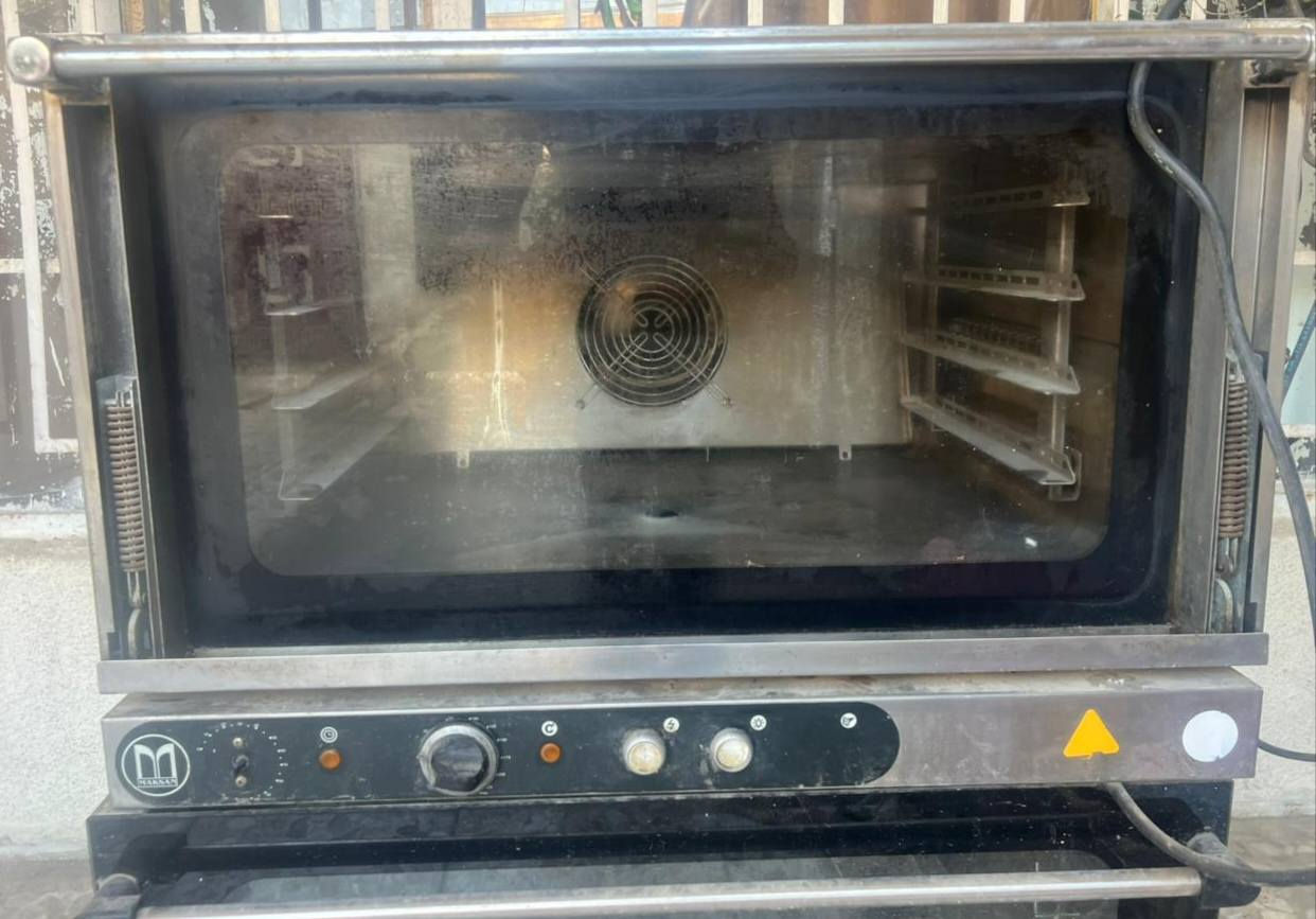 السلام عليكم 
فرن حلويات حراري كهربائي من ماكسان (Maksan)، طراز MKF-4. فيما يلي مواصفاته الرئيسية: 
المواصفات العامة:
الهيكل والإطار من الفولاذ المقاوم للصدأ. 
تحكم ثرموستاتي (درجة حرارة تصل إلى 250 درجة مئوية). 
نظام تسخين كهربائي عالي الكفاءة. 
نظام غطاء زجاجي مزدوج قابل للإزالة لسهولة التنظيف. 
لوحة تحكم تناظرية (يدوية). 
مؤقت يصل إلى 120 دقيقة. 
نظام مروحة واحد (ثابت السرعة). 

السعة: 4 صواني خبز. 
نوع وحجم الصواني: 600 × 400 ملم. 
المسافة بين الرفوف: 70 ملم. 
الأبعاد الخارجية (العرض × العمق × الارتفاع): حوالي 800 × 810 × 567 ملم. 
الوزن :حوالي 77 كجم. 
كهربائي.
220 فولت
التواصل واتساب :***********
