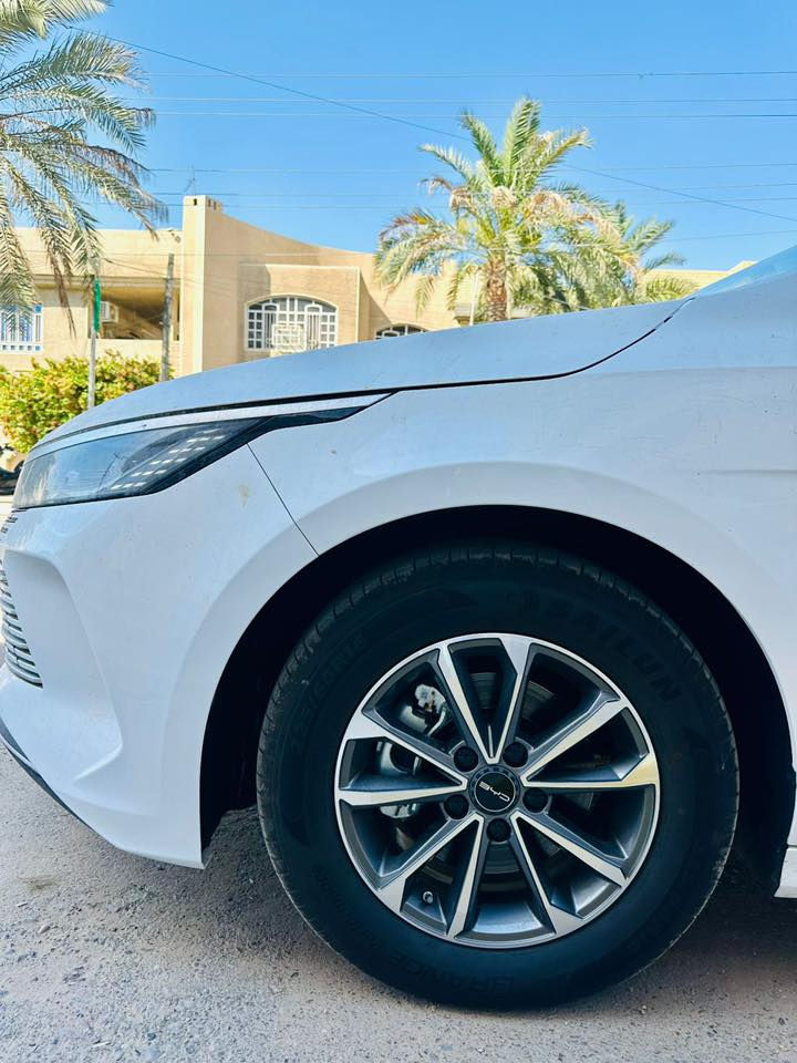 سلام عليكم بي واي دي دستروير موديل ٢٠٢٥ ترقيم جديد صفر كيلو متر  غراض الشركة الاصلية كاملة 
شاشة قلاب 
ويل كب 
داخل جلد بلادي لونين 
مكان بغداد الاعلام 
***********

