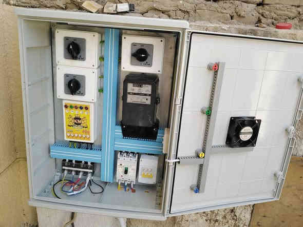 نبذة عن اعمالنا في بوردات المنازل بنظام سلكتر وتوزيع صحيح والترتيب المعتاد لكل الاعمال  
للاستفسار  
***********
***********

#كهربائيين #بوردات #بناء_منازل #أمني_بيتك #كهربائي_عالمي
