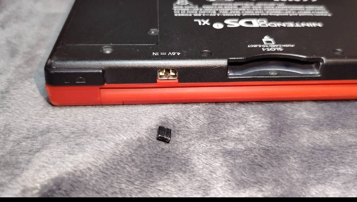 🔥 للبيع جهاز Nintendo DSi XL إصدار ماريو 25th Anniversary 🔥
✅ اللون الأحمر إصدار ماريو النادر
✅ الشاشتين شغالات 
🛑🛑🛑🛑🛑
🚨 مشكله الوحيده منفذ الشحن مثل ما  مبين بل صوره لاكن يشحن
طبيعي
🛑🛑🛑🛑🛑 
✅ ويا الشاحن 
✅ ويا 16GB SD
✅ بي هواي العاب 
📌 نسبة النظافة: 75 الى80% تقريباً
📌 بيه خدوش 
📌 ما بي كرتون
📌 ما ويا قلم   
💰 السعر: 160ألف دينار عراقي
🚚 توجد خدمة توصيل
للجادين فقط ✨


**إذا كنت صاحب هذا الإعلان وتريد حذفه لأي سبب، رجاءا أرسل رسالة إلى الدعم الفني**
