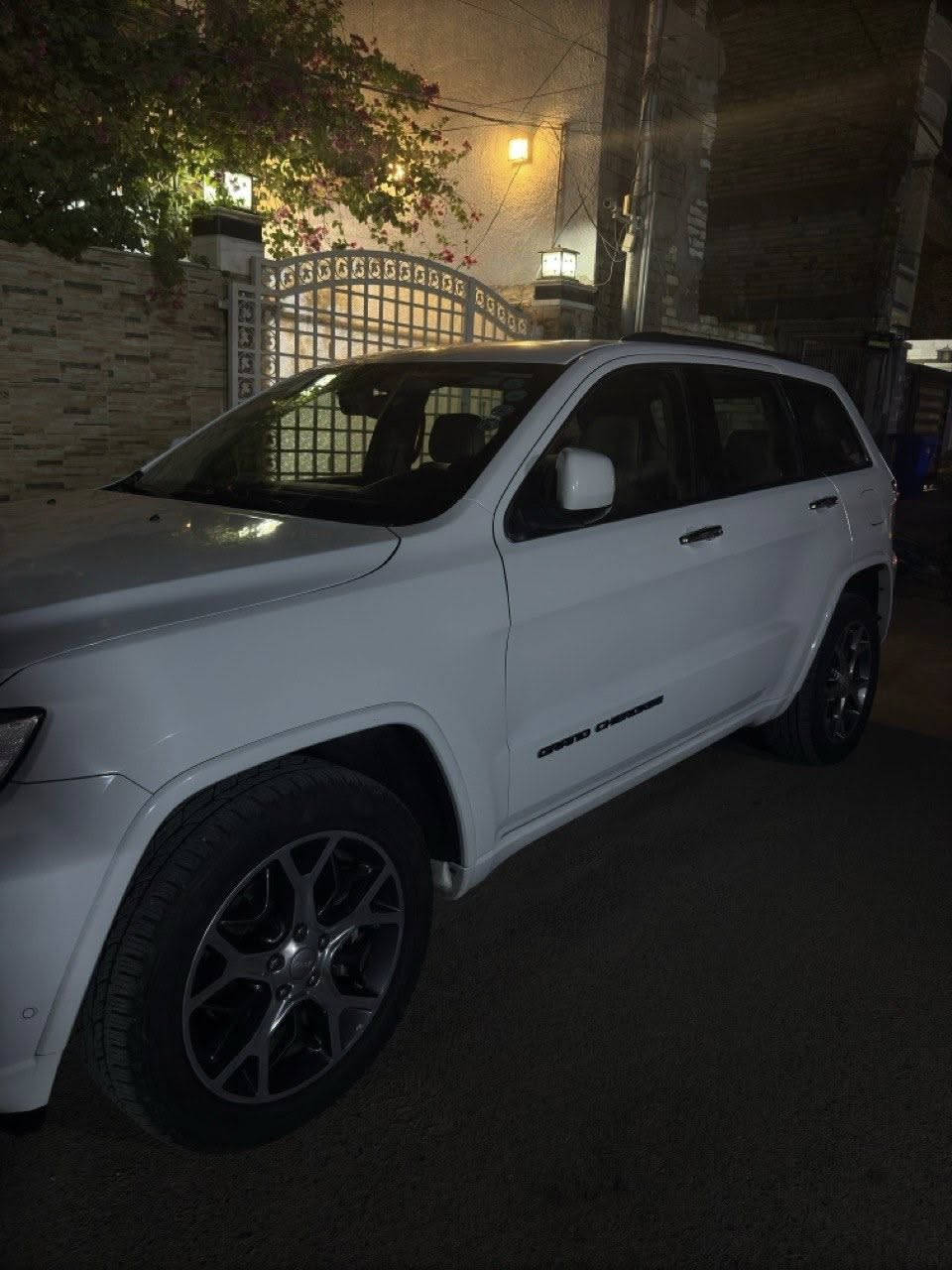 جيب كراند شيروكي اوفرلاند للبيع
الموديل : 2019. (خليجي) 
العداد :73 الف ميل 
رقم صاحب السيارة: ***********

الضرر: جاملغ عكس السائق صبغ أثر طخة خفيفة وبارد صغير 
المحرك : V6.  3.6L .
المواصفات :
* دفع رباعي 4x4 .  . 
* شاشه كبيرة مع نفكيشن GPS .
* دبلات هوائية (جكات) . 
* فرش المقاعد من الجلد الفاخر  والسقف شامواه. 
* صفي المقاعد الأمامية كهربائية .
* ذاكرة لحفظ وضعيات الجلوس . 
* صفي المقاعد الأمامية مع تبريد وتدفئة . 
* صف المقاعد الخلفية مع تدفئة . 
* نقطة عمياء .
* ويل قياس 20 انج .
* مقود السائق من الجلد  .
* مقود السائق كهربائي . 
* تدفئة ستيرن . 
* سقف بانوراما .
 * نظام خاص للطرق الوعرة . 
* مصابيح امامية زنون . 
* المصابيح الأمامية مع LED لايت . 
* كشافات ضباب بروجكتر زنون . 
* تشغيل عن بعد .
* صندوق كهربائي .
* حساسات أمامية . 
* حساسات خلفية .
* كاميرا خلفية .
* بخاخ ماء لتنظيف المصابيح الامامية .
* مرايا متحسسه للضوء العالي . 
* مرايا جانبية قابلة للطي . 
* بلوتوث تلفون . 
* محدد سرعة . 
* نظام تشغيل واطفاء اوتماتيكي للمحرك للتوفير من صرف الوقود . ( Auto Start System ) .
* نظام بريك اوتماتيكي ( Auto Break System ) .
*توقف ذاتي عن الاقتراب
