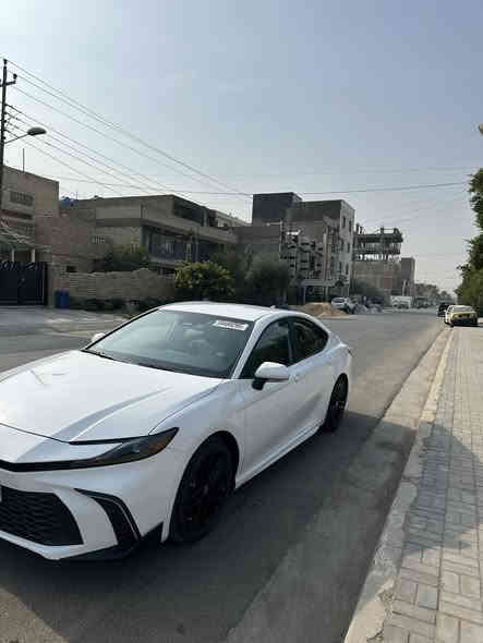 السلام عليكم
وصف السيارة

للبيع تيوتا كامري هايبرد 2025 فئة SE وارد أمريكا، ماشية فقط 20,000 ميل.
السيارة نظيفة ميكانيكياً وكهربائياً وما بيها أي مشاكل تشغيل.

الحالة:
حادث السياره خلفي بدون ايرباك بجم كبس بيها تبديل جنطه وصبغ وصبغ بالجاملغ الخلفي مع بارد بسيط بالباب الامامي الايمن.

المواصفات:
 • شاشة مع Apple CarPlay
 • تشغيل بصمة
 • هاند بريك كهرباء (بصمة)
 • Auto Hold
 • وضعيات قيادة متعددة
 • داشبورد ديجتال
 • رادارات 360 درجة
 • توقف ذاتي
 • مثبت مسار
 • مثبت سرعة
شاحن لا سلكي
داش كام تيوتا مدمجه
السياره بدون رقم ( رقم مؤقت تترقم جميع المحافظات عدا الاقليم ) 
مكان السياره بغداد السيديه 
*********** ابو احمد 
السعر 235 ورقه وبي مجال
