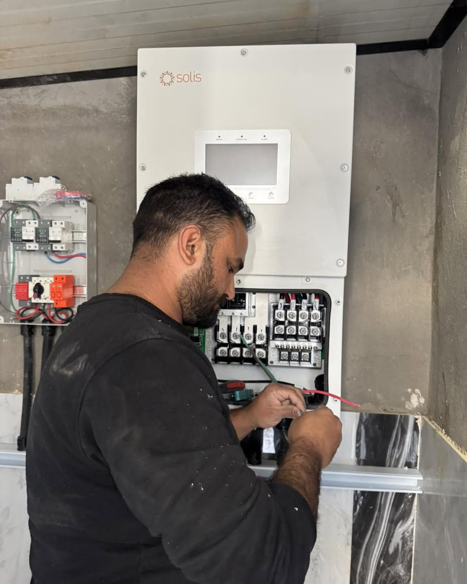 ✨ تنصيب جديد – سدة الهندية / حي البكر ✨

تم بعون الله تنصيب منظومة طاقة شمسية بقدرة 40 أمبير
بأعلى المواصفات والأداء المضمون 🔥

🔹 الإنفرتر: سوليس 12 كيلوواط
🔹 البطاريات: سنيس خلايا CATL
  سعة 15.36 كيلوواط × عدد 2 💪
🔹 الألواح: لونجي Hi-MO X10
  عدد 20 لوح ☀️
🔹 الهيكل: ميكانو متين ومقاوم للظروف

🛠 تم استعمال أحدث الآليات والرافعات لضمان دقة وسلامة التنصيب

✅ تشغيل ثابت
✅ خزن عالي
✅ أداء ممتاز بالصيف والشتاء
✅ قابلية تطوير مستقبلية

إذا تحب تعتمد على الشمس وتريح بالك من الكهرباء 👌

📞 للاستفسار والحجز:
***********

📍 عنوان المكتب:
بابل – المسيب
طريق سدة الهندية
قرب محطة وقود الميقات
داخل مجمع النهرين للأجهزة الكهربائية
طاقة_شمسية
#سوليس
#سنيس
#لونجي
#HiMO_X10
#منظومات_شمسية
#سدة_الهندية
#حي_البكر
#بدون_مولدة
#كهرباء_24ساعة
#المحترف_للطاقة_المتجددة
#المسيب
#بابل
