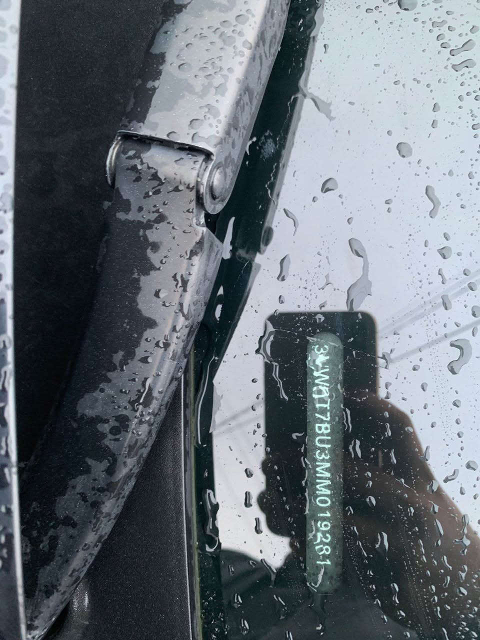 جیتا 2021 GLI 
ڕەقەم و سەنەوێ نوێ 
ڕۆیشتن 65 هەزار میل 
پێشی کەپسە کامل بیلادی 
سندوق و چاملغی پشتی 
سبوغە ، چاملغی پێش 
بیلاد گۆڕاوە ، دوو جێ پی دی ئاڕ 
ئێڕباگ کامل سیستەم ، بێ ناو گرتن 

نرخ 142 $
*********** أربيل, العراق
