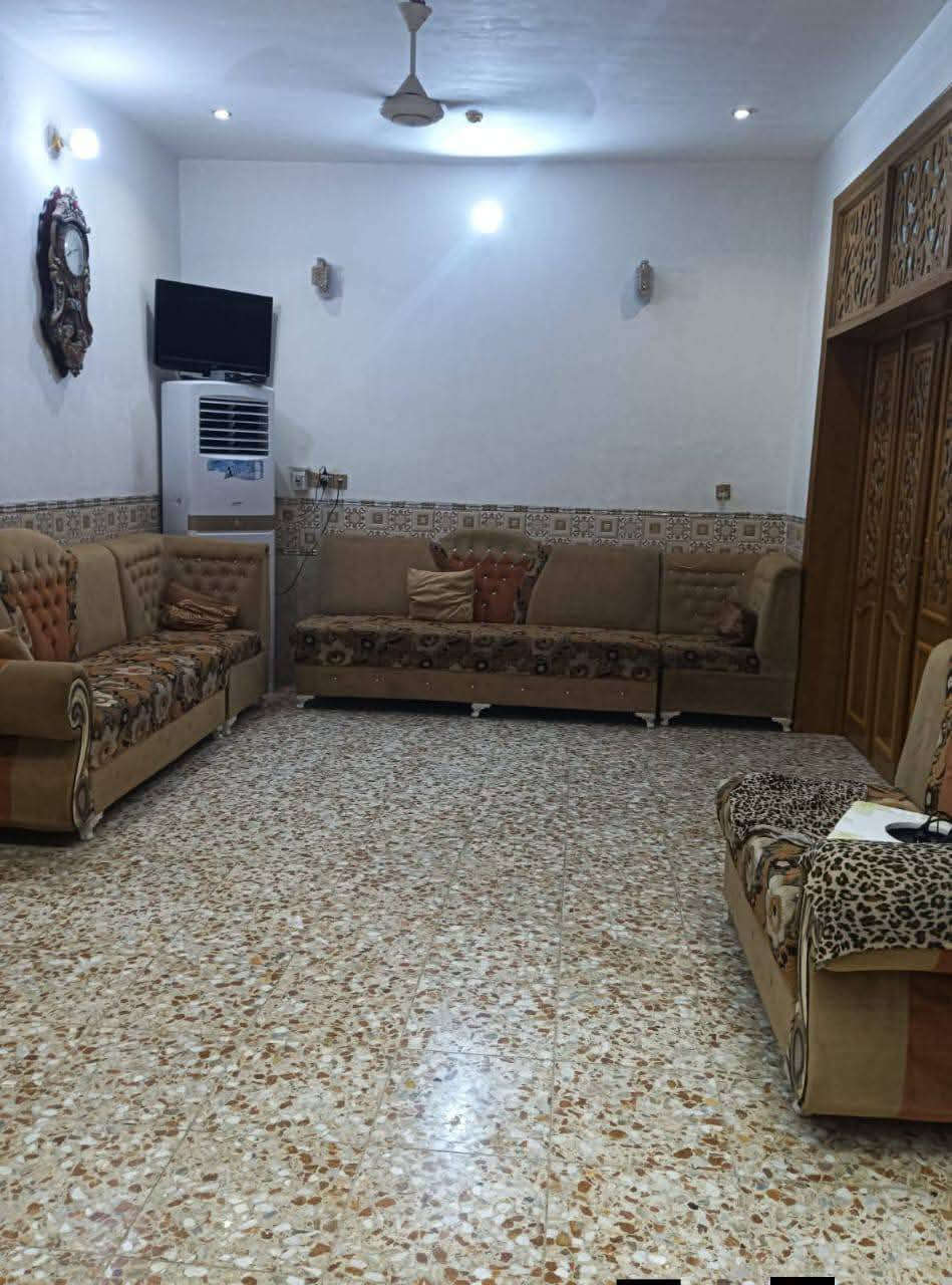 دار للبيع بناء حديث حله نزلت العيد قرب سيد ابراهيم 

مساحته 200متر طابو زراعي سند25 

الواجهـــــــــة  10متر       
النــــــــــــزال  20 متر

مــــــحتويات الـــــــدار طابق واحد 
     
الطابــــــــــــــق الأرضـــــــــــــي

غرفتين نـــــــوم وصاله وكليدور ومطبخ حار وبارد ومجمع صحيات داخلي وخارجي وكراج كبير وحديقة 

لـــلاســــتـــفـــســـار ***********
***********
مراجعة مكتب سومر للعقار نادر الاولى على الشارع الخدمي قرب حسينيه حنتوش
