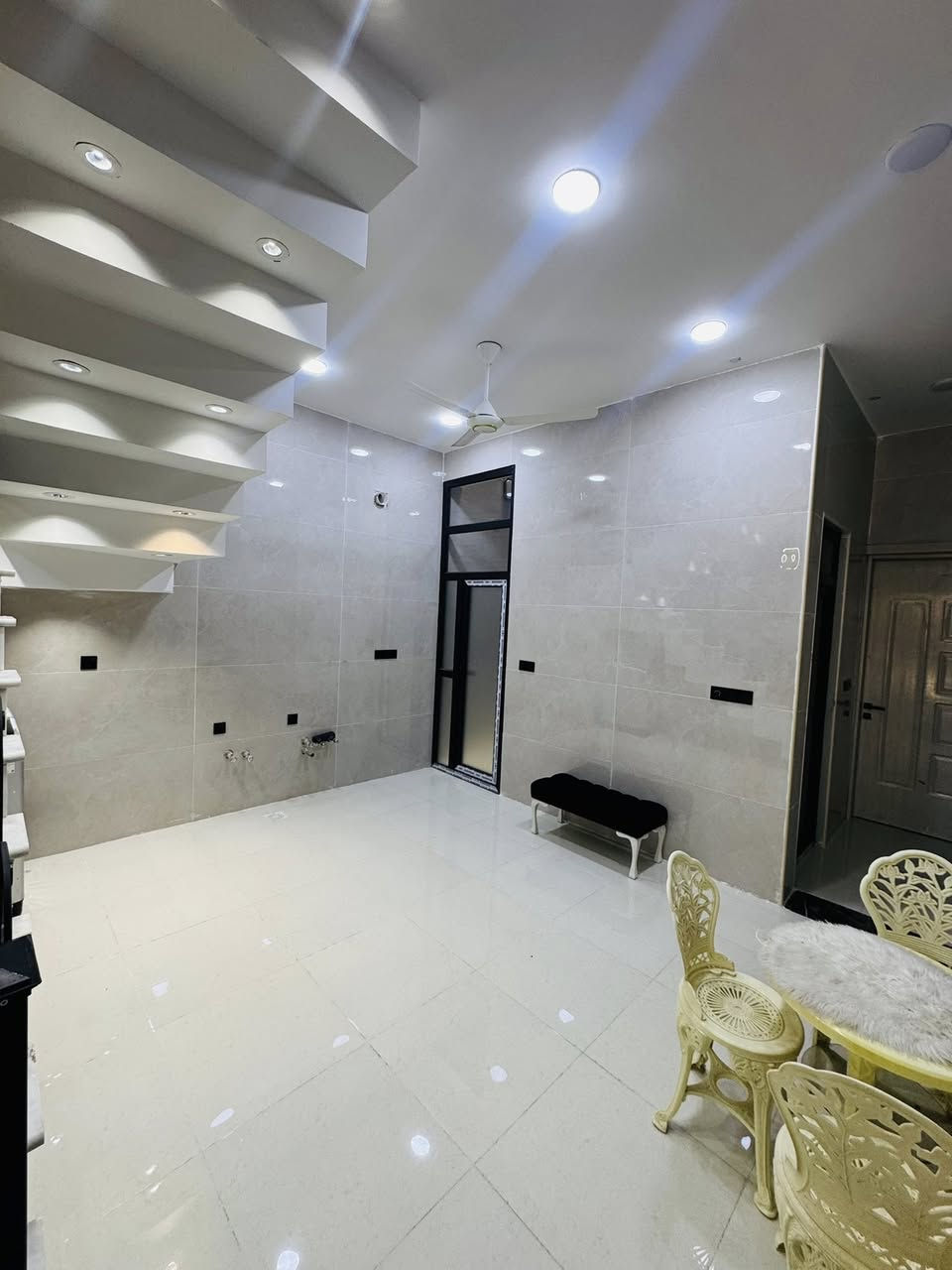🏡 بيت للإيجار – بناء جديد ومتكامل 🏡
✨ المساحة: 100 متر
✨ طابقين
✨ لم يُسكن سابقاً
✨ جاهز للسكن مباشرة

📍 الموقع: حي العسكري

🔹 الطابق الأول:
✅ طارمة
✅ استقبال واسع
✅ مطبخ
✅ كليدور
✅ منور
✅ غرفة نوم
✅ مجمع صحيات

🔹 الطابق الثاني:
✅ درج داخلي
✅ كليدور
✅ غرفتا نوم
✅ مجمع صحيات
✅ سطح

⚡ الخدمات والتجهيزات:
✅ سخان ماء
✅ ماطور ماء
✅ خزان ماء
✅ خط مولدة
✅ خط وطنية
✅ كافة الخدمات متوفرة وجاهزة للاستخدام

🌟 بيت نظيف جداً، متكامل، ومناسب للعائلة، ولا يحتاج إلى أي تجهيزات إضافية.

📞 للاستفسار والتفاصيل:
علي عذاب
***********
***********

🏢 **أو زيارة مكتب الشمري الكائن في نادر الثانية خلف فاميلي مول.
