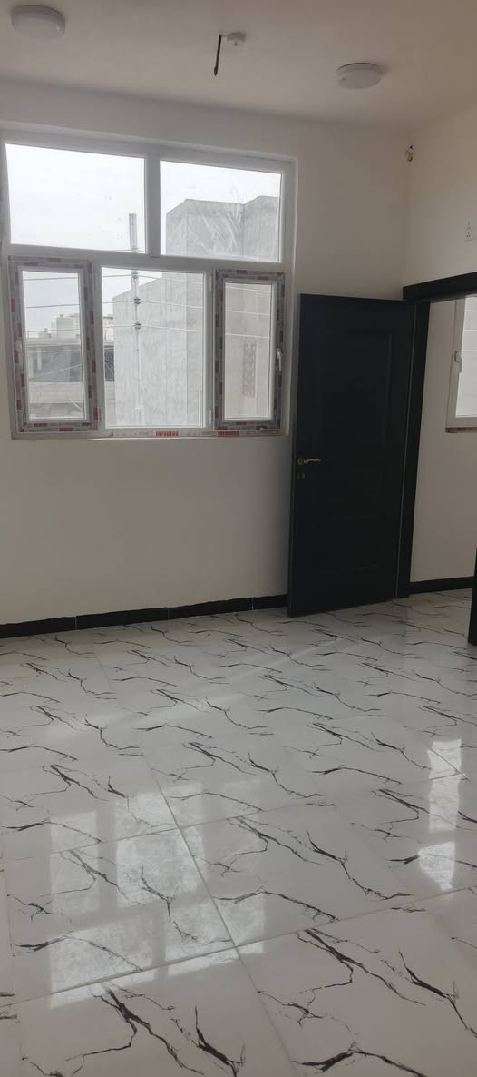 سلام عليكم دار للإيجار حي الامامين   مساحه 50 م طابقين جديد مطلوب عائلة صغيره يحتوي صحيات خارجيه البيت مدخلين استقبال ومطبخ وصحيات داخليه الطابق الثاني غرفتين نوم وصحيات الرقم ***********
