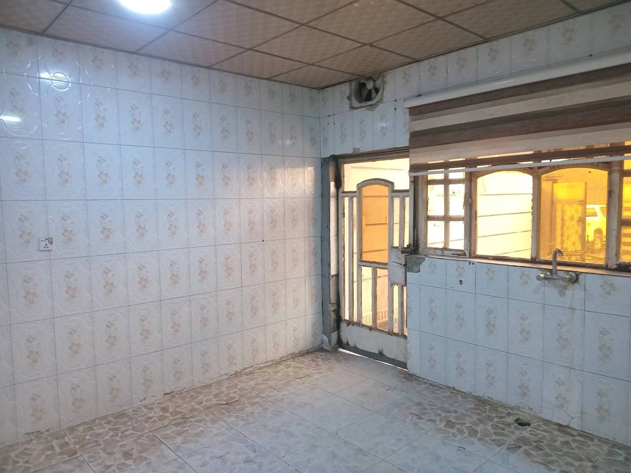 يوجد بيت للأيجار في منطقة الشهداء البياع قرب اسواق رهوفة المساحة ٢٠٠ متر يحتوي أربعة نوم + صالة + مطبخ هول حولي القاط الثاني يوجد إضافة غرفتين ساندويج عدد حمامات ٣ مشترك وكراج وحديقة الاستفسار ع هذا الرقم
***********
ابو أركان العامري
